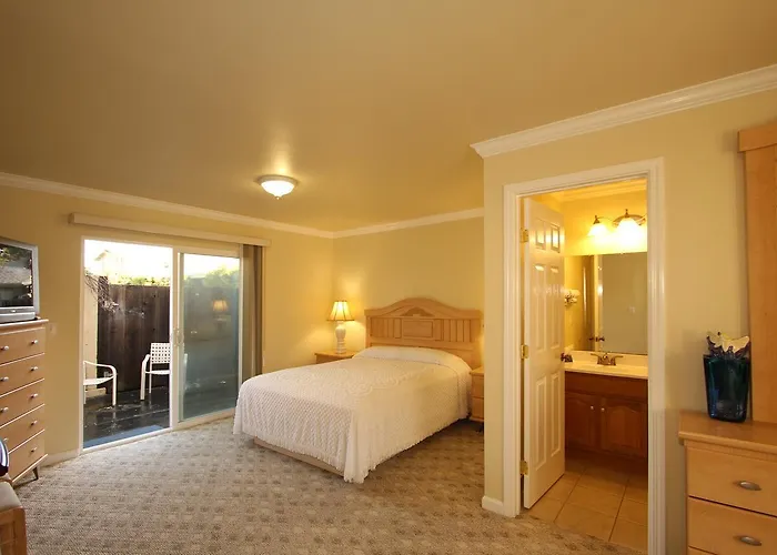 Monterey Fireside Lodge