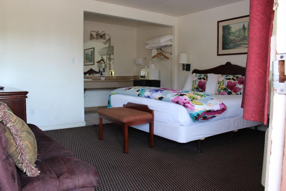 Rodeway Near Downtown 3*
