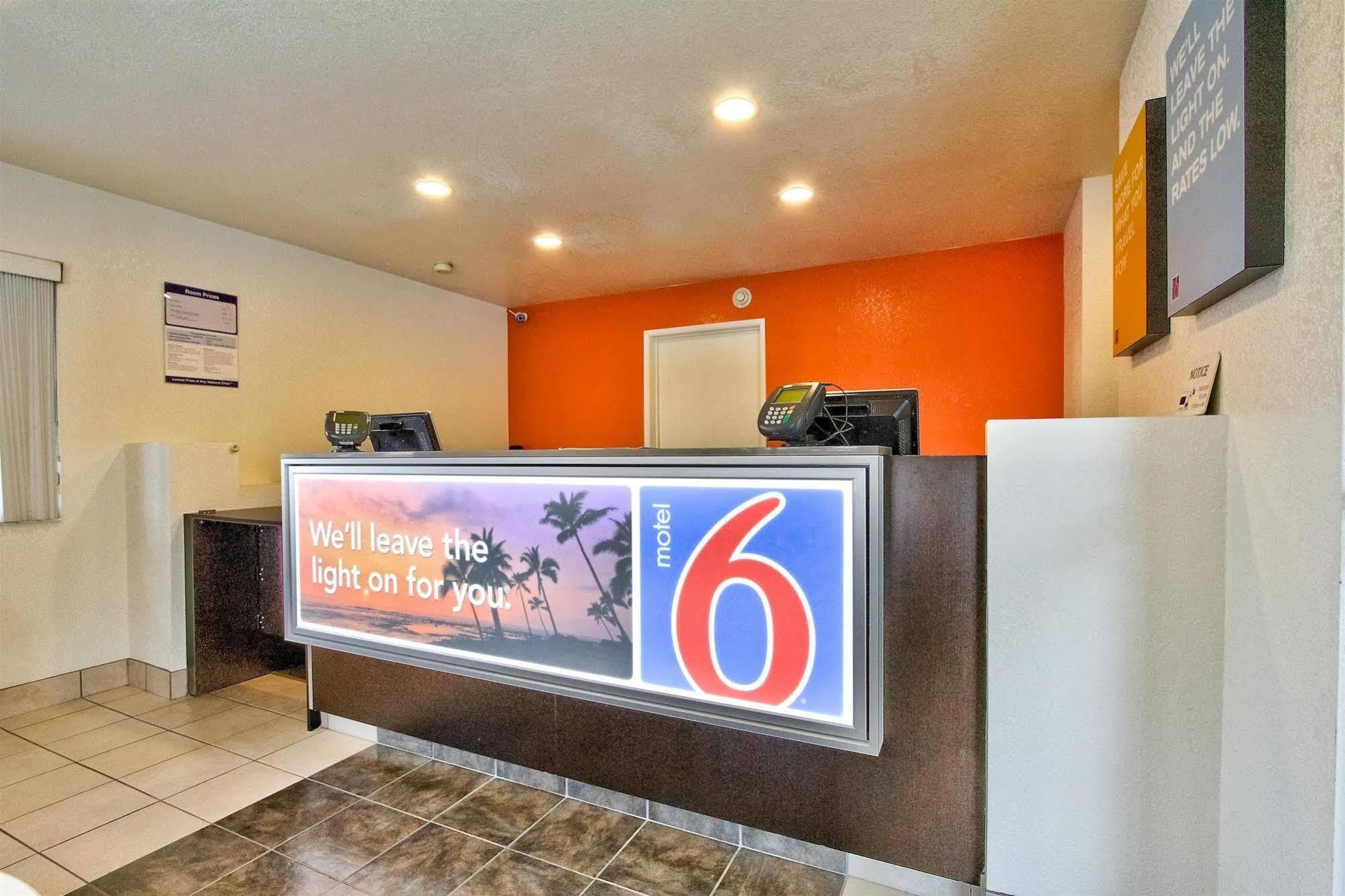 Hotel 6-monterey, Ca