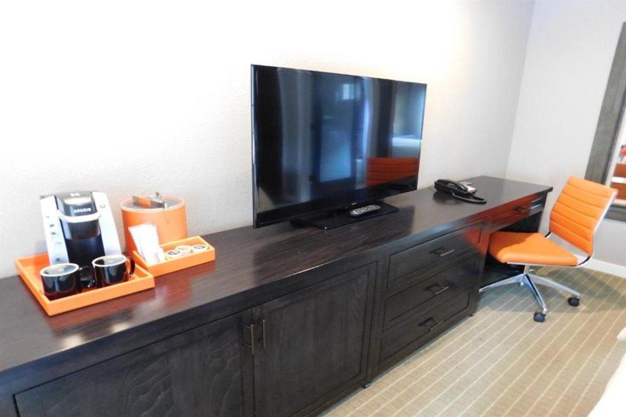 Hotel Wave Street Monterey