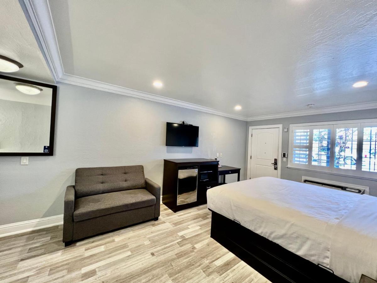 Aura Motel 2*
