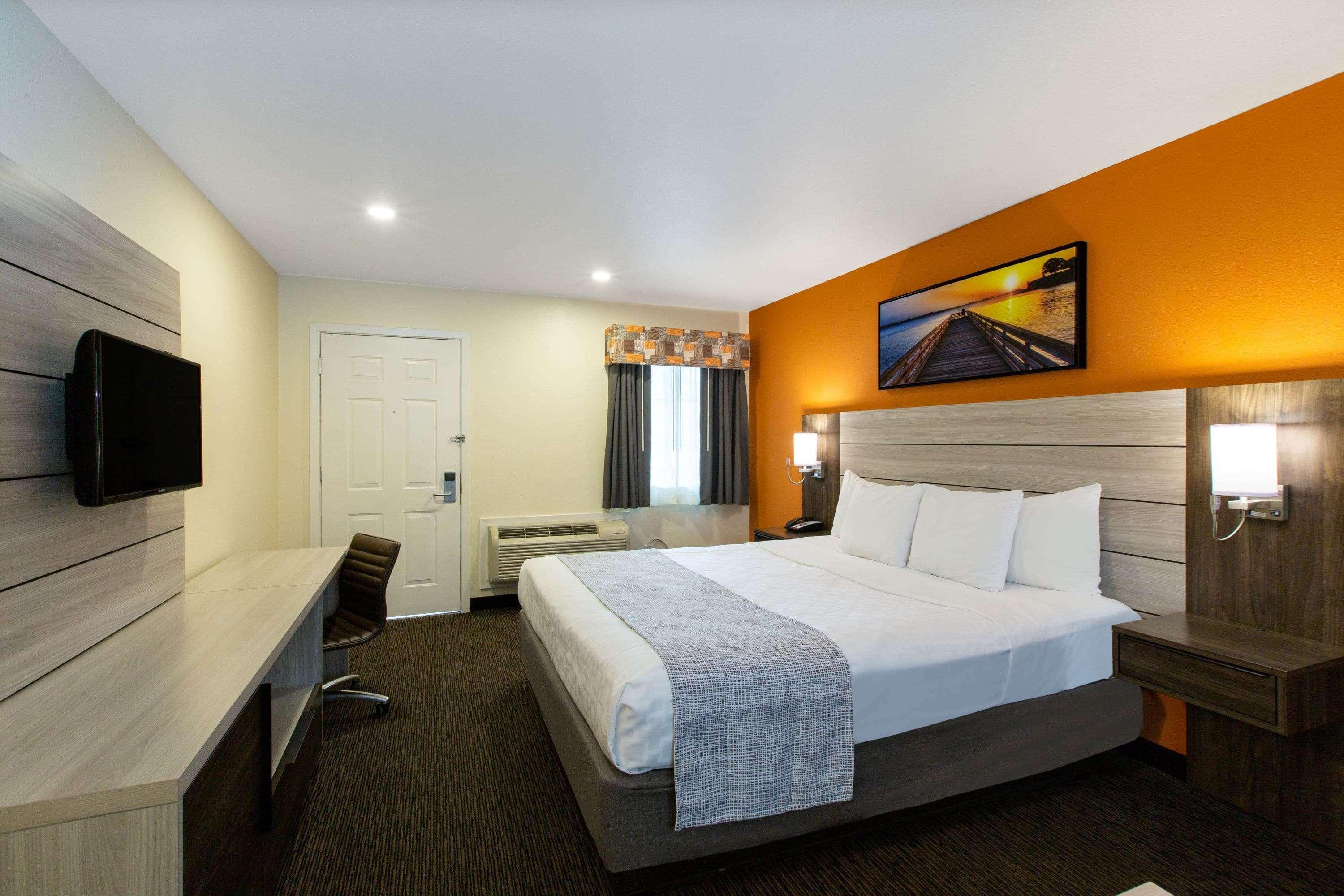 Motel Days By Wyndham Monterey-fisherman's Wharf Aquarium