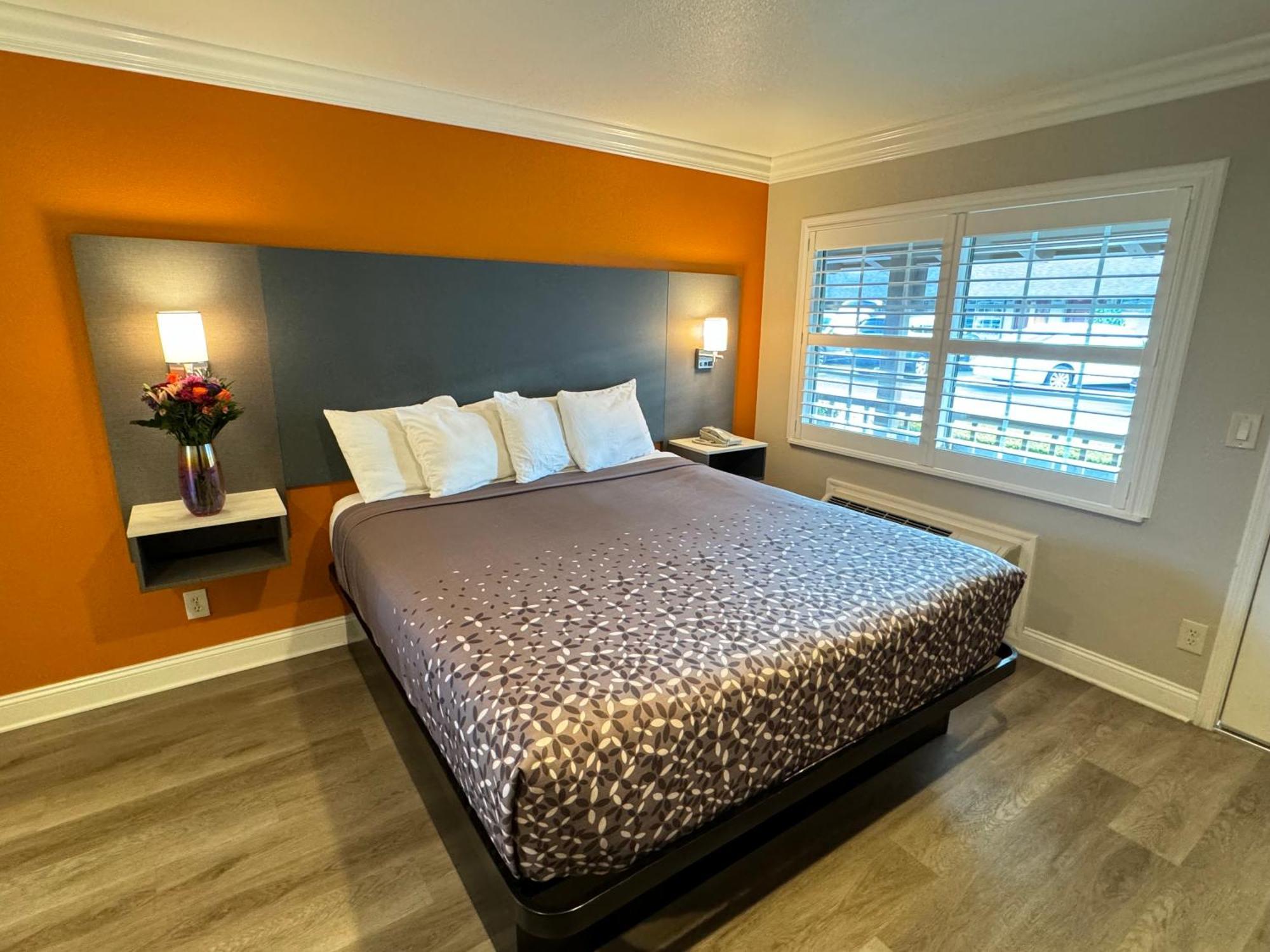 Padre Oaks Motel 2*