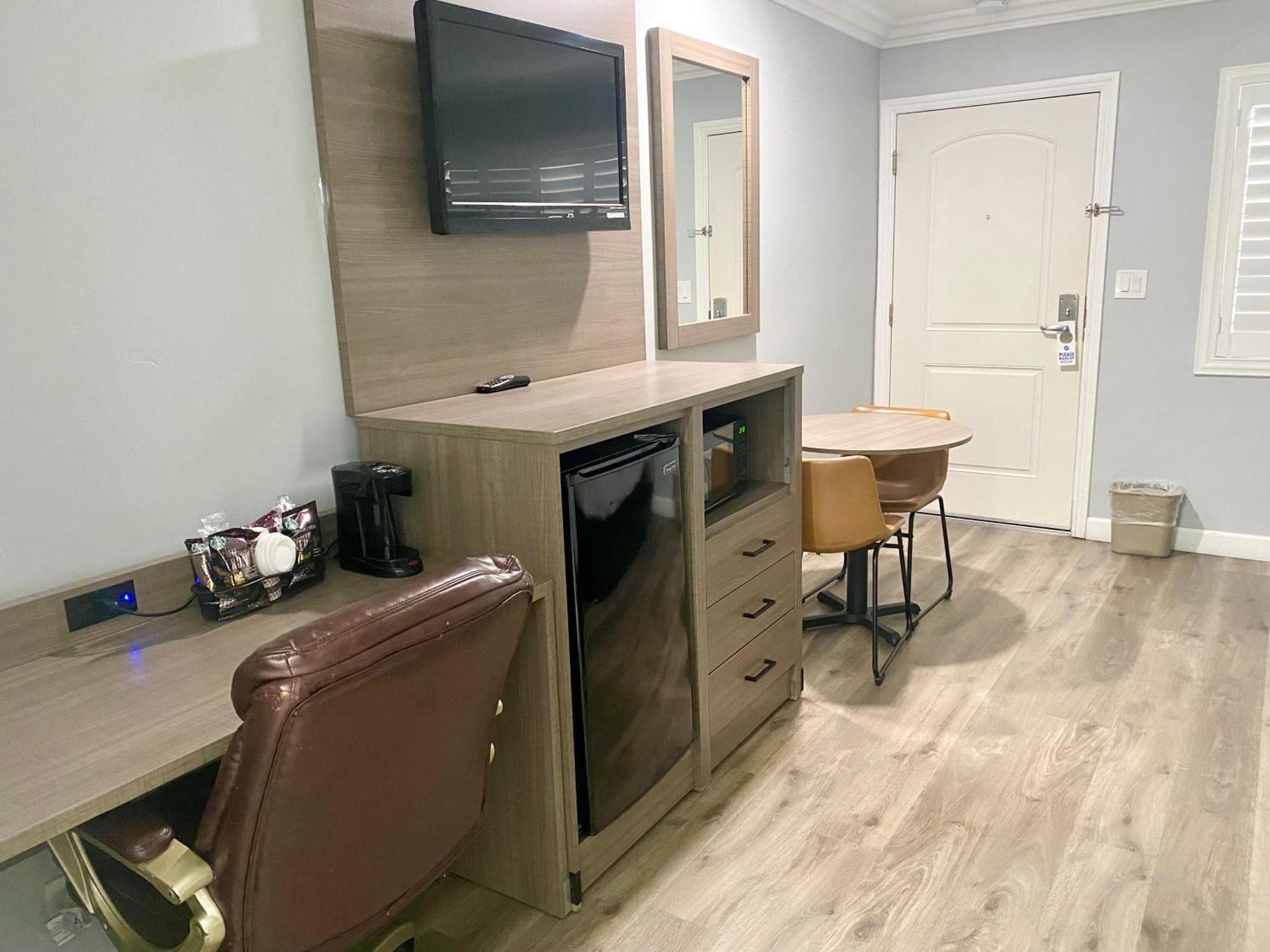 Lone Oak 2* Monterey