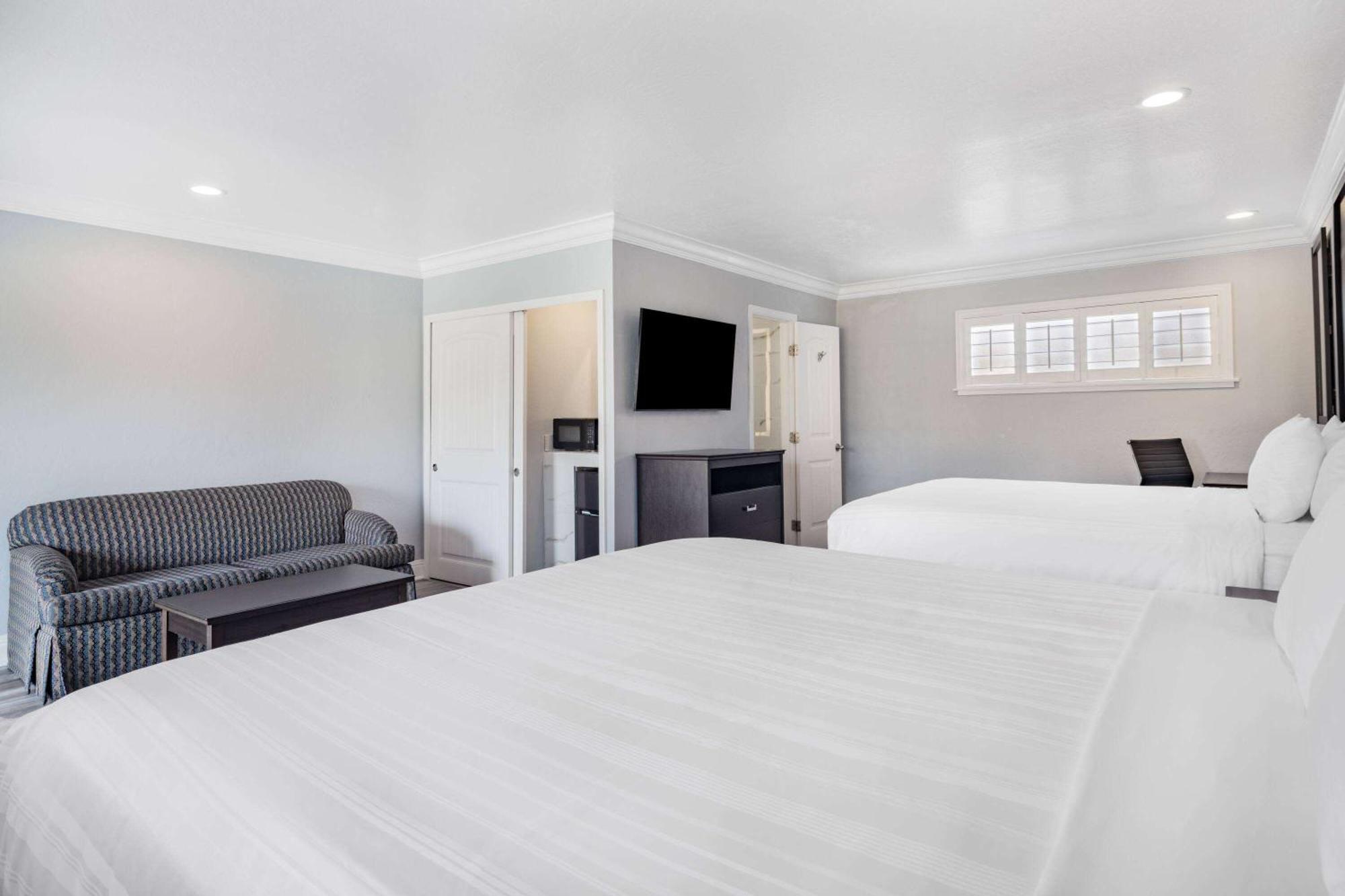 Aura 2* Monterey