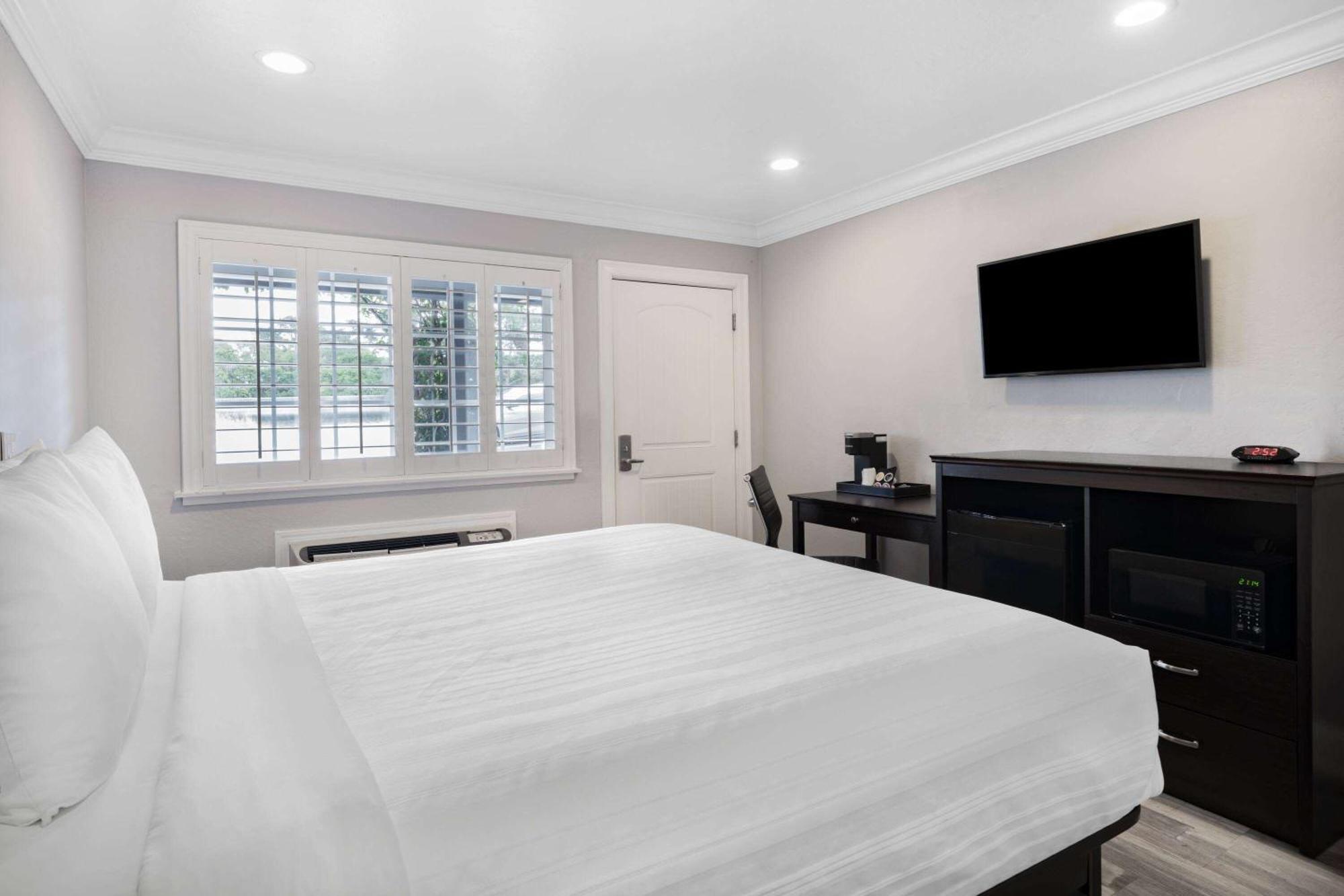 Aura Motel 2*