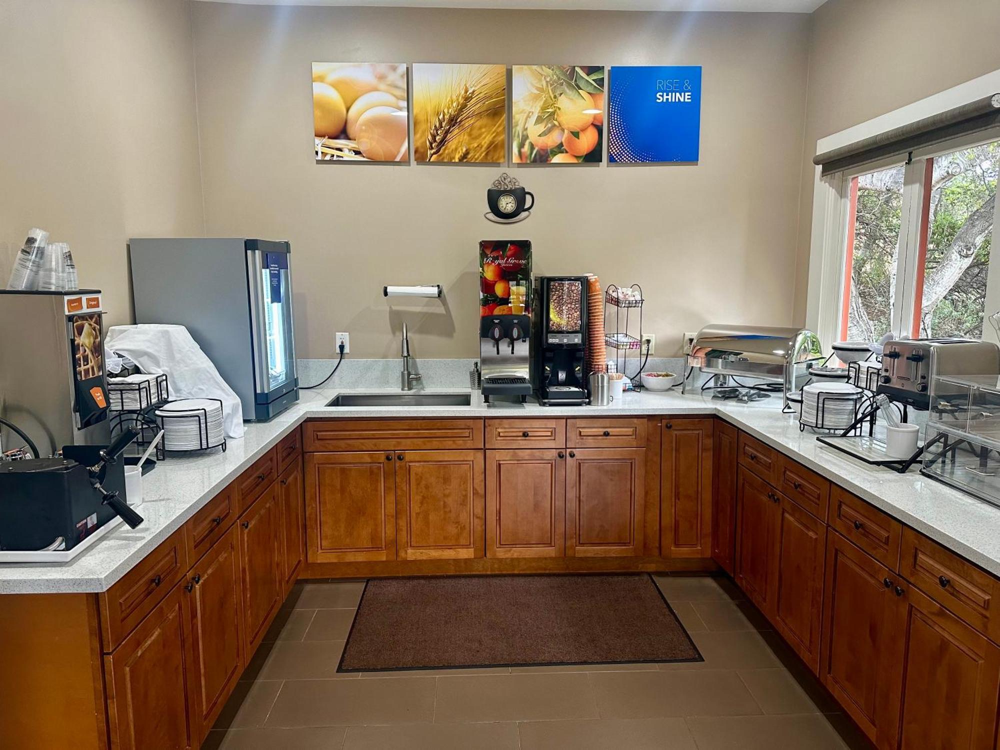 Comfort Peninsula Airport Inn