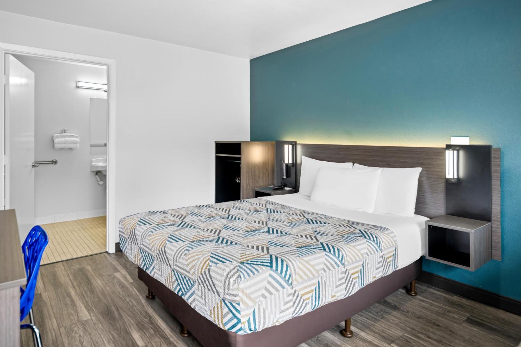 Hotel 6-monterey, Ca 2*