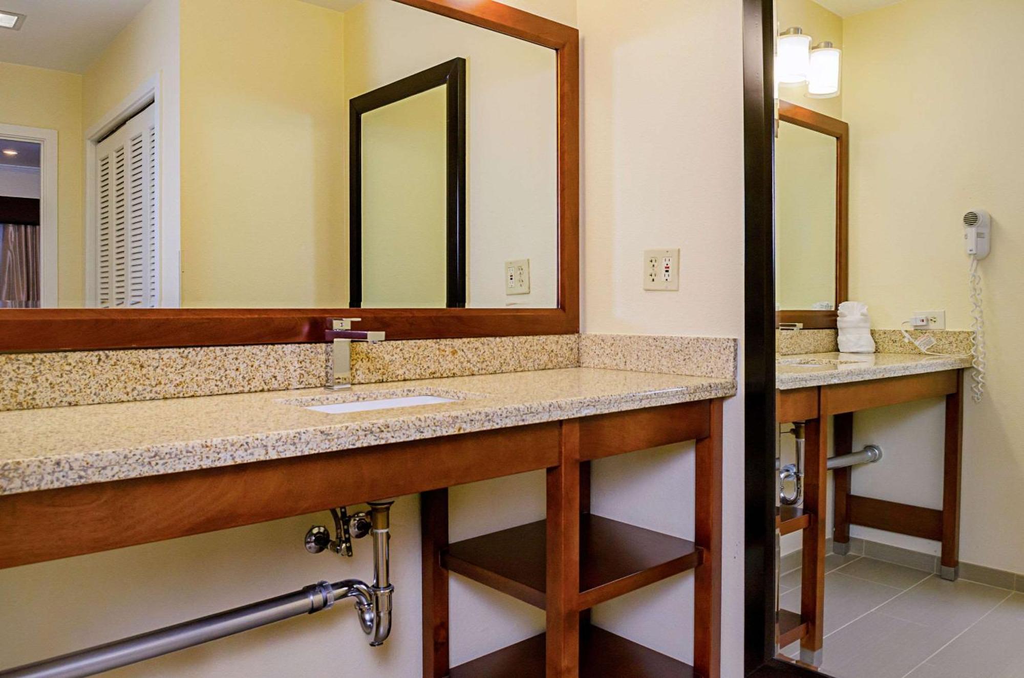 Inn Comfort Peninsula Airport 2*