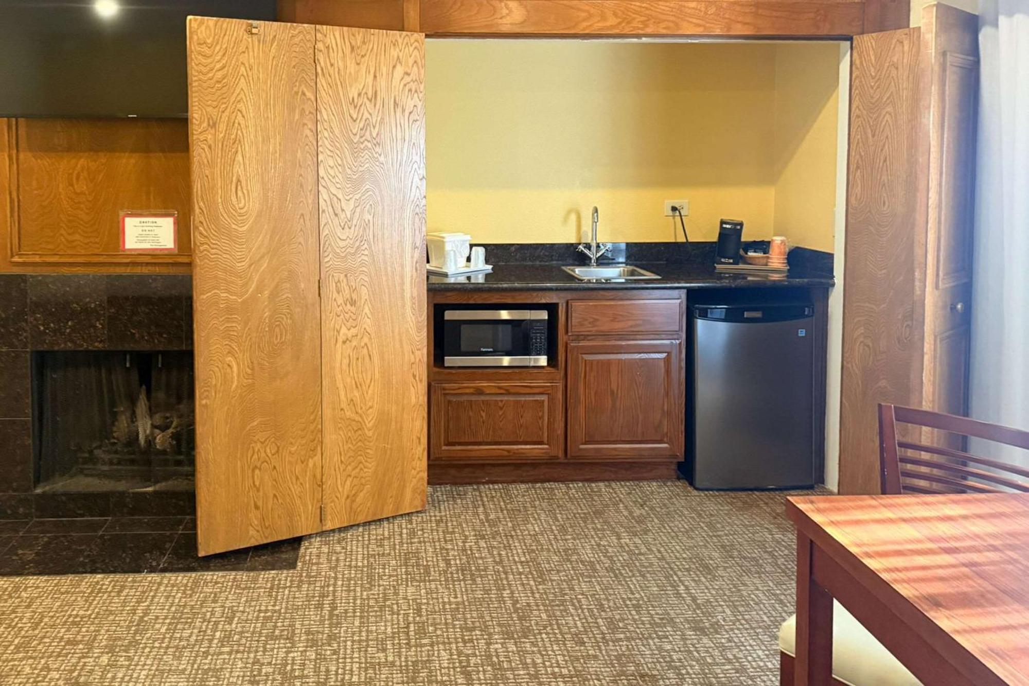 Comfort Peninsula Airport 2*