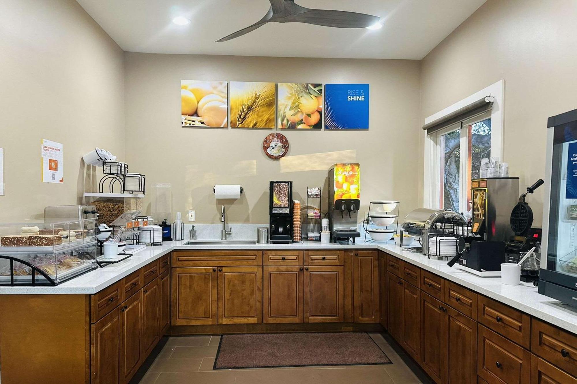 Comfort Peninsula Airport Inn