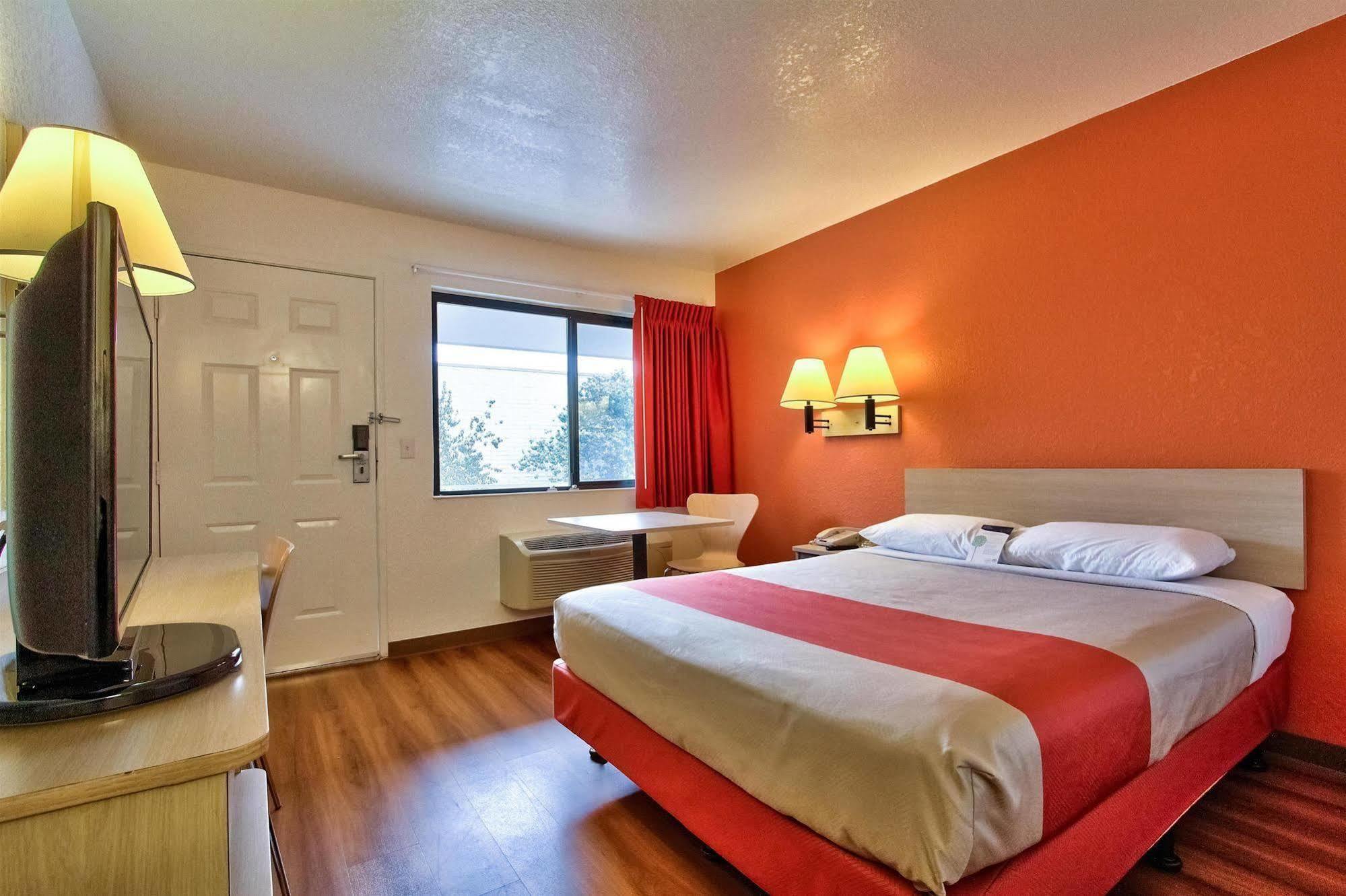 Hotel 6-monterey, Ca Monterey