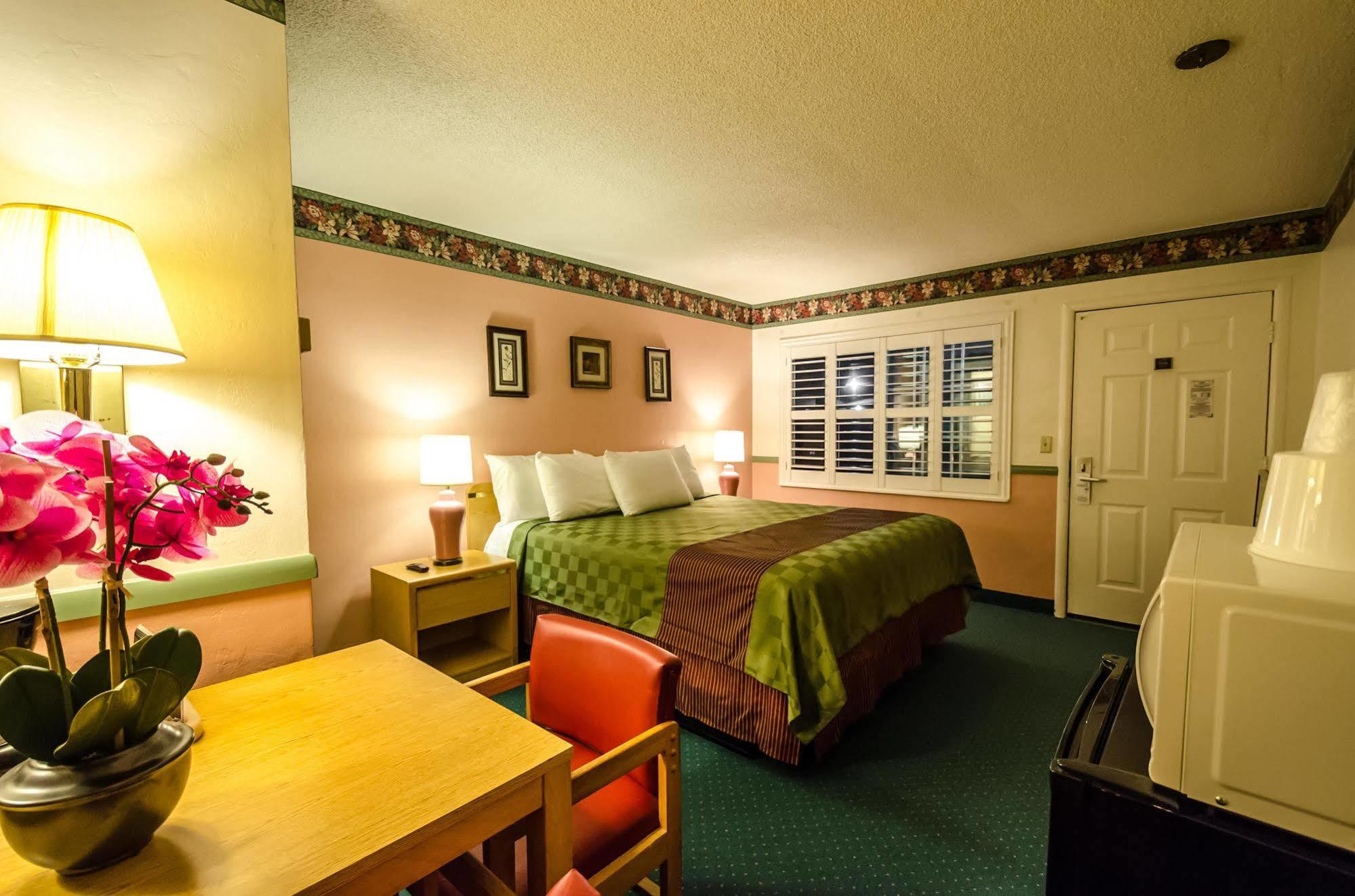 Padre Oaks Motel 2*