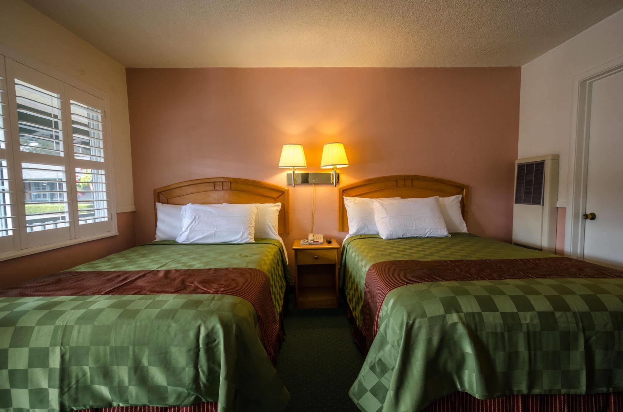 Padre Oaks Motel 2*