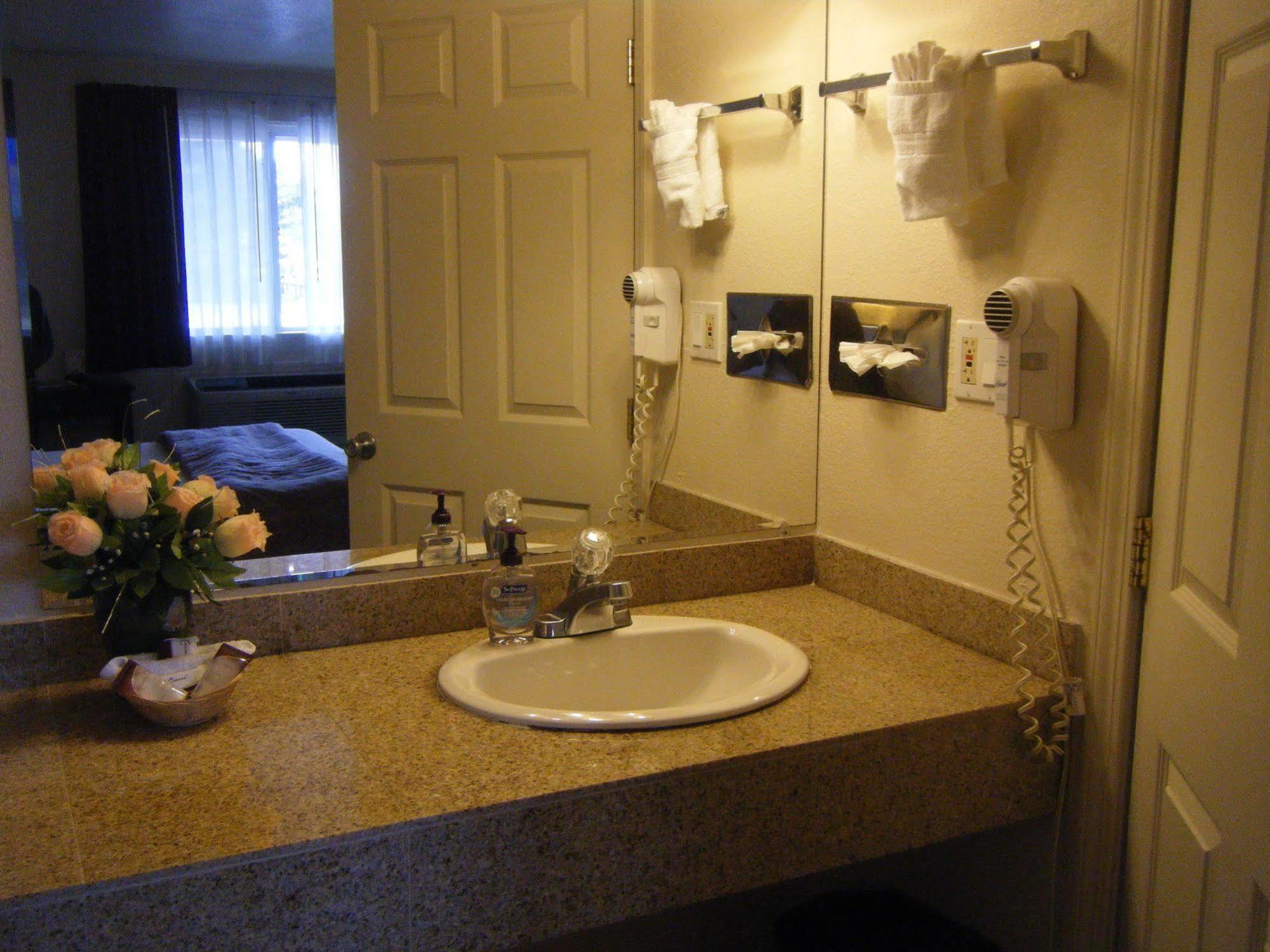 Inn Rodeway Near Downtown Monterey