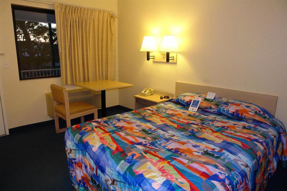 Hotel 6-monterey, Ca 2*