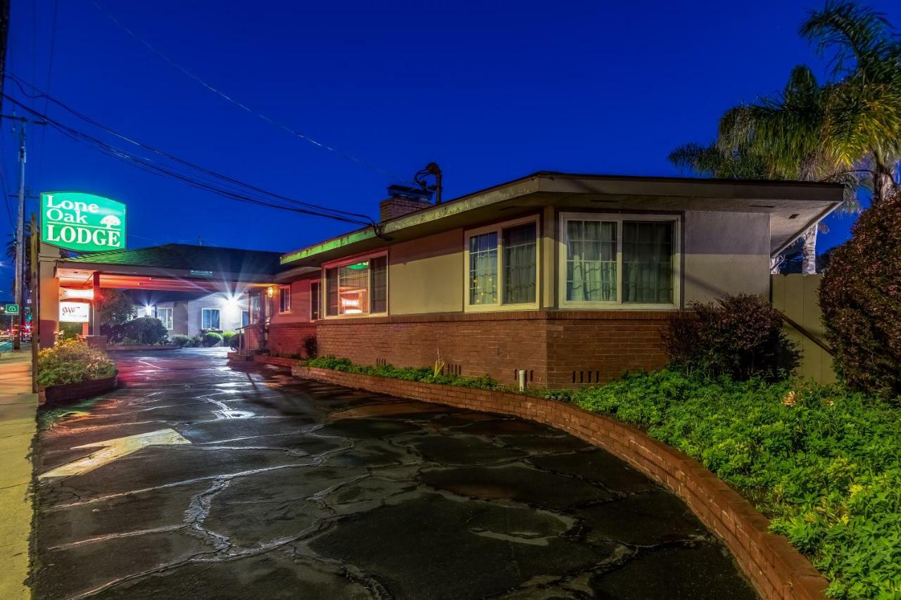 Lone Oak 2* Monterey