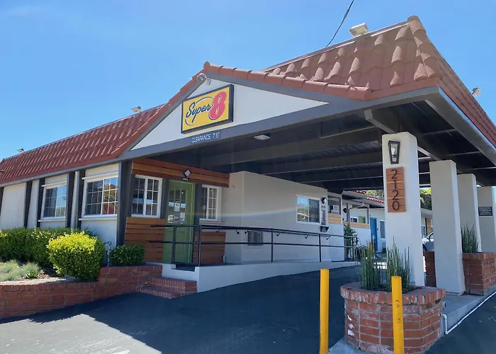 Super 8 By Wyndham Monterey