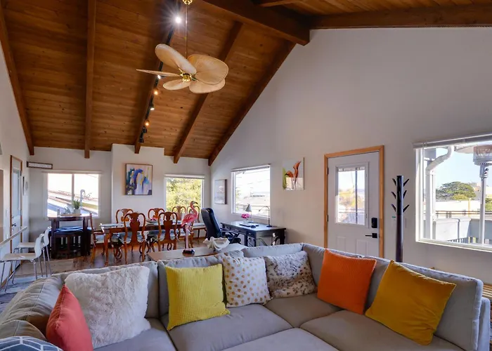 Breezy And Central Monterey Apt With Bay View!