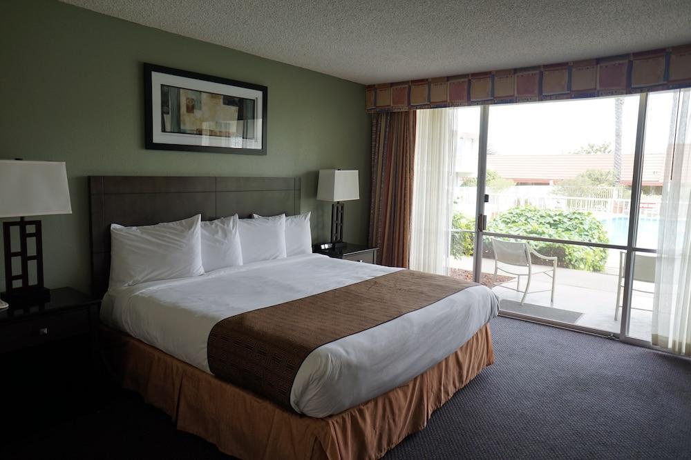 Hotel Travelodge By Wyndham Bay 3*