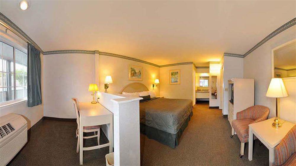 Ramada By Wyndham 3* Monterey
