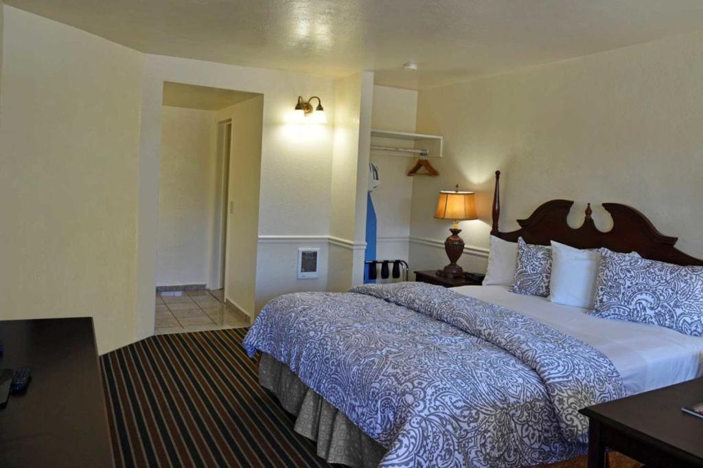 Pines 2* Monterey