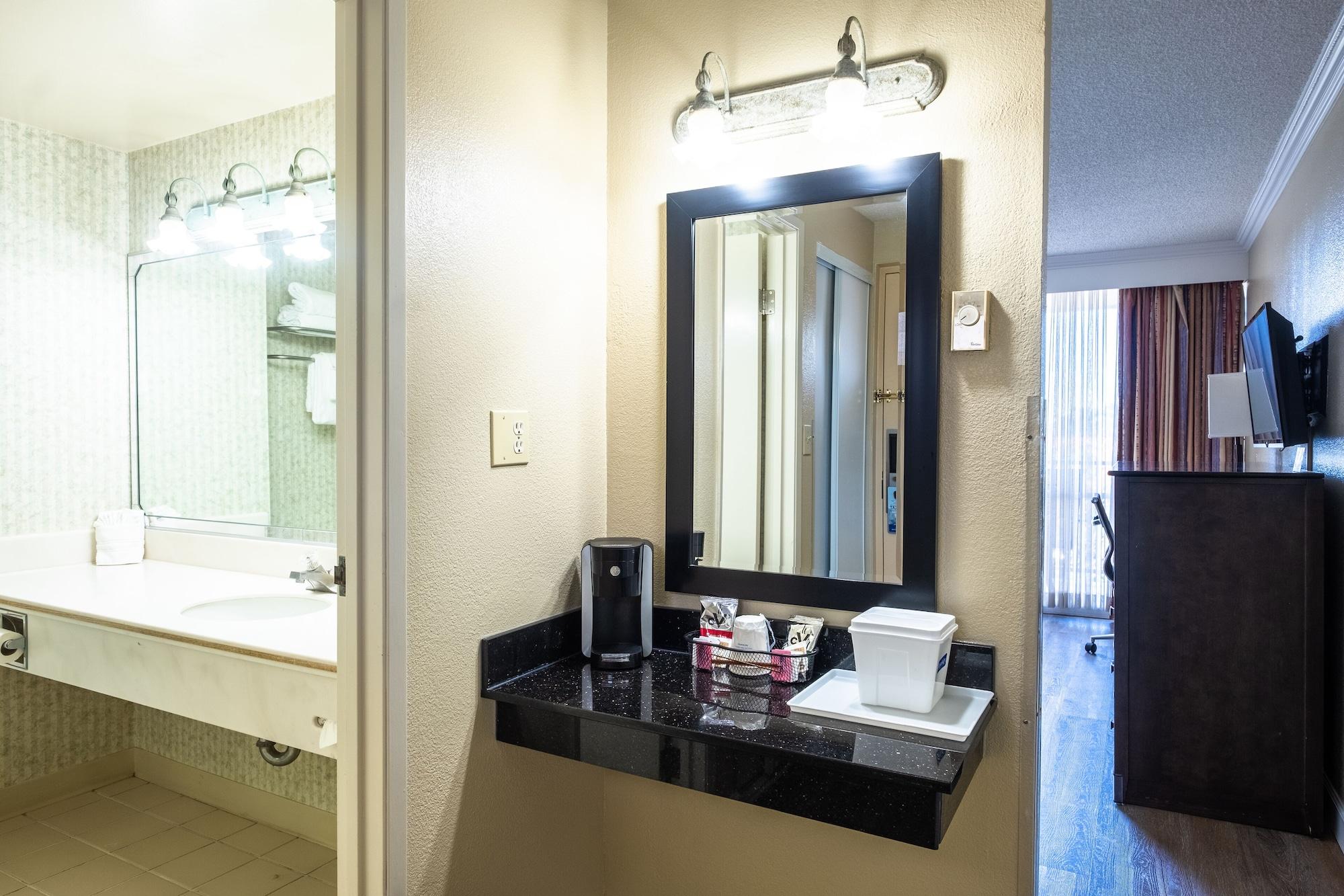 Hotel Travelodge By Wyndham Bay 3*