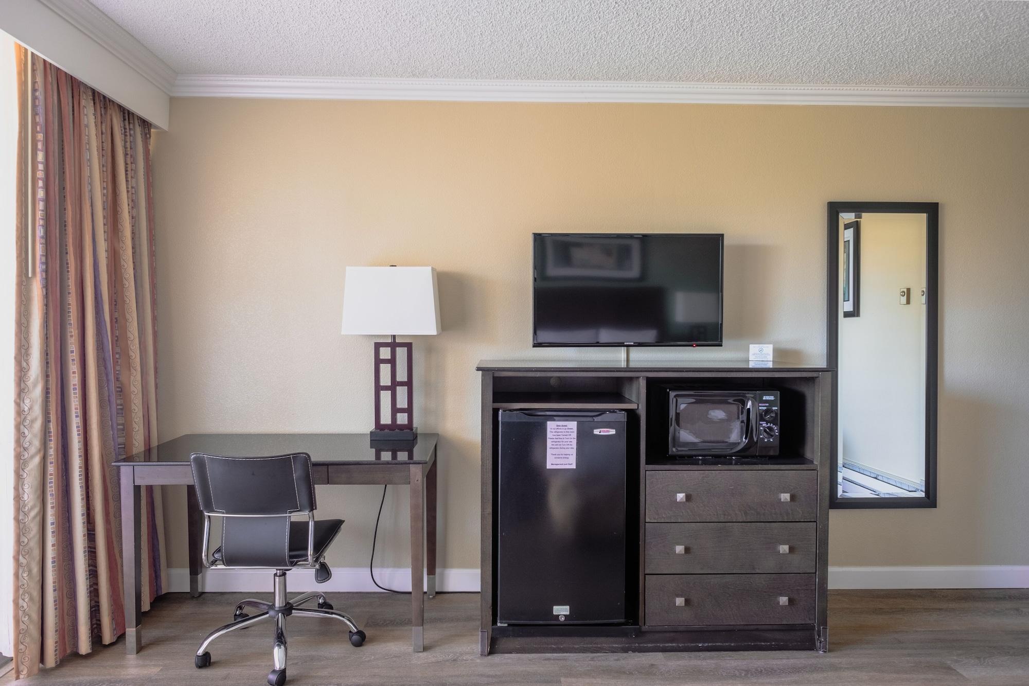 Travelodge By Wyndham Bay Hotel 3*