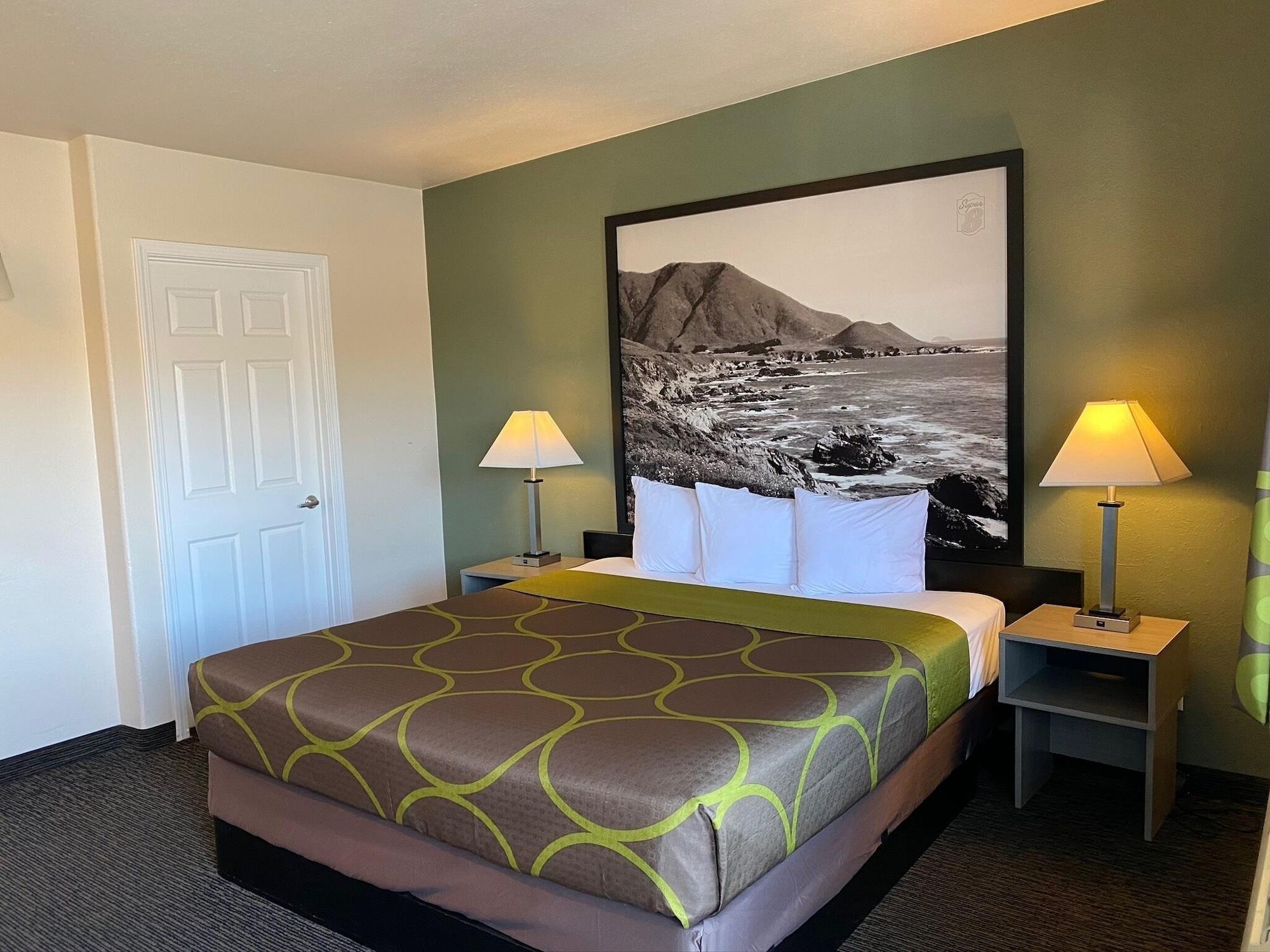 Super 8 By Wyndham Monterey