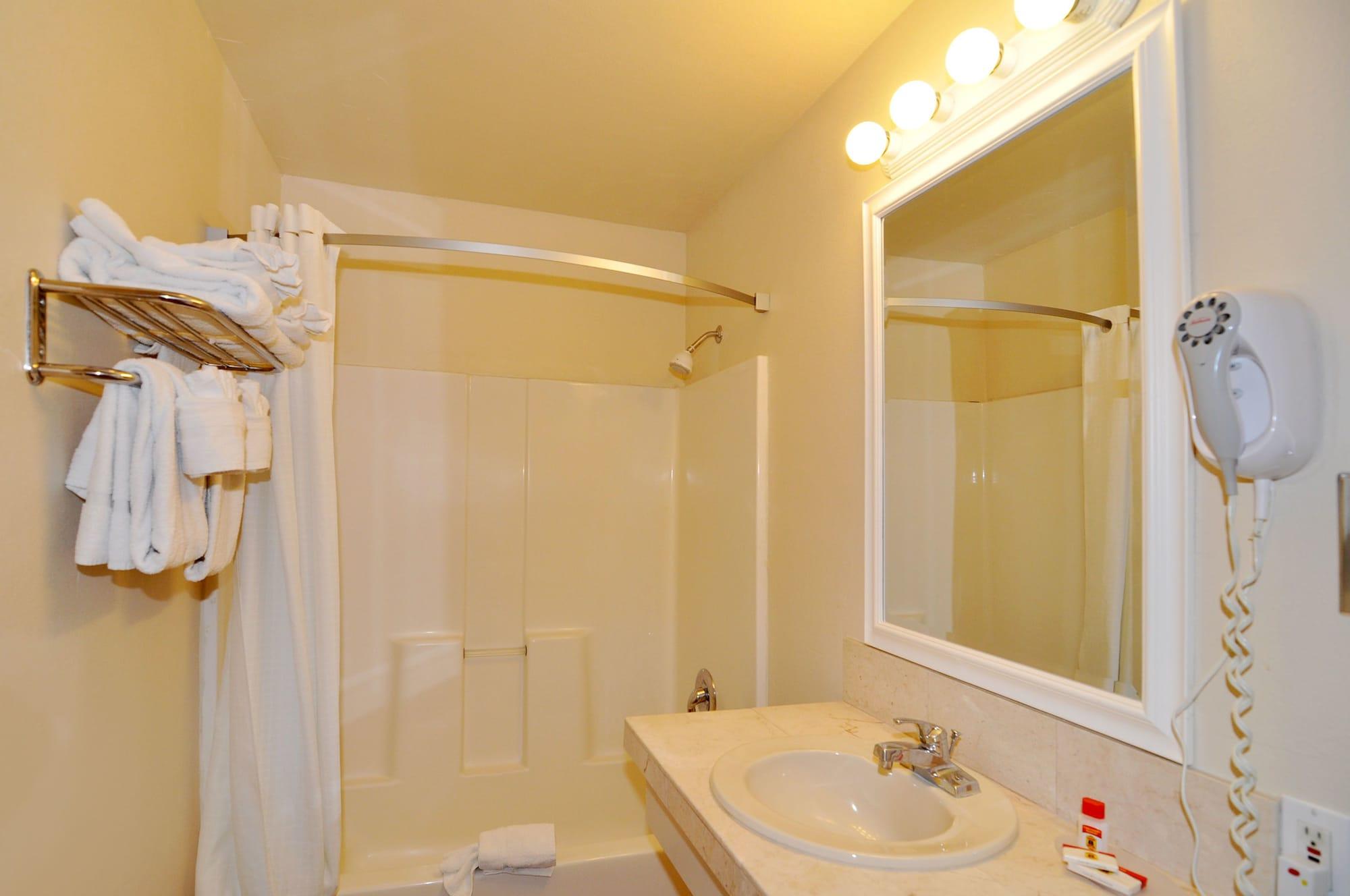 Super 8 By Wyndham Monterey
