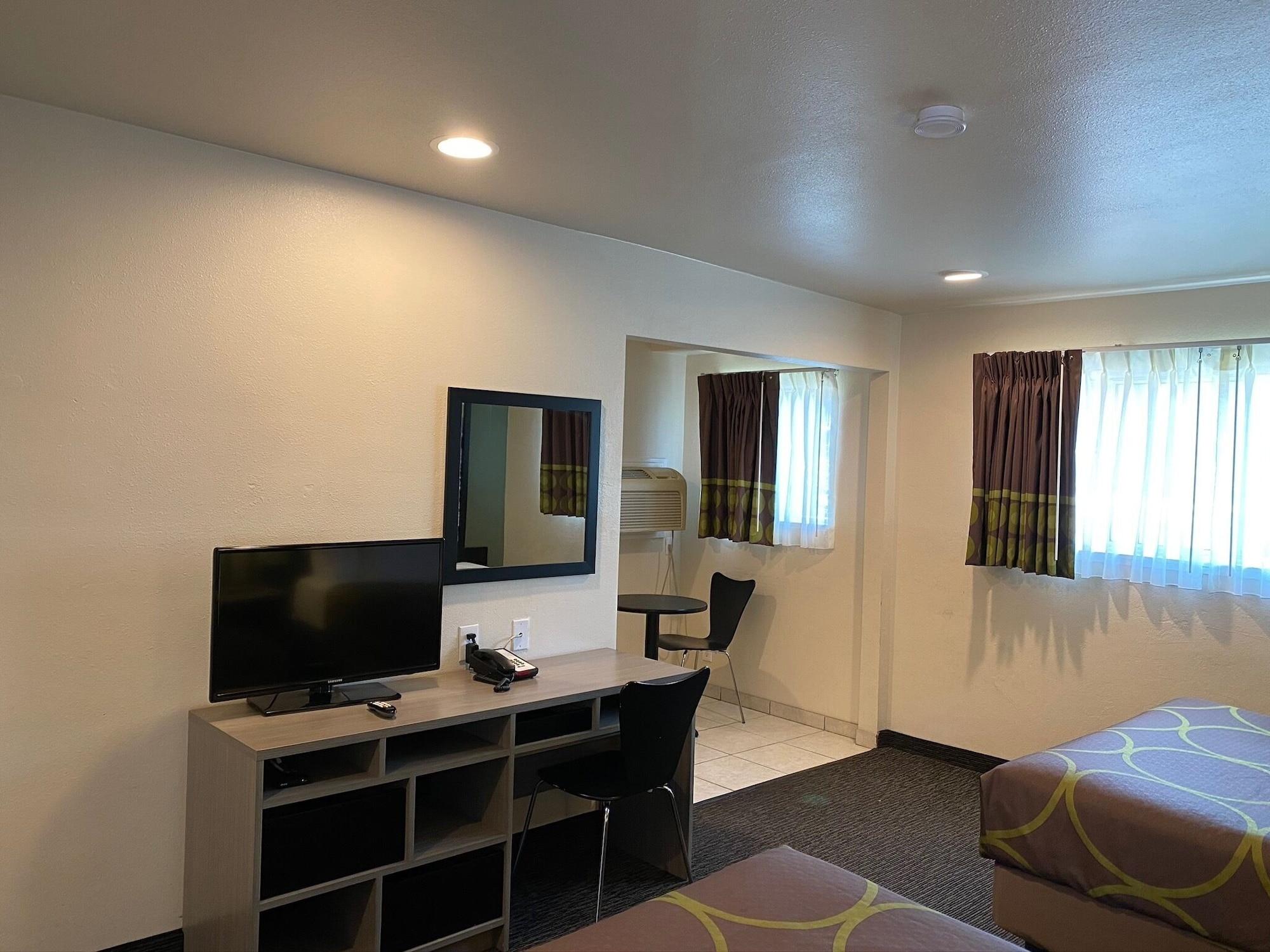 Super 8 By Wyndham 2* Monterey
