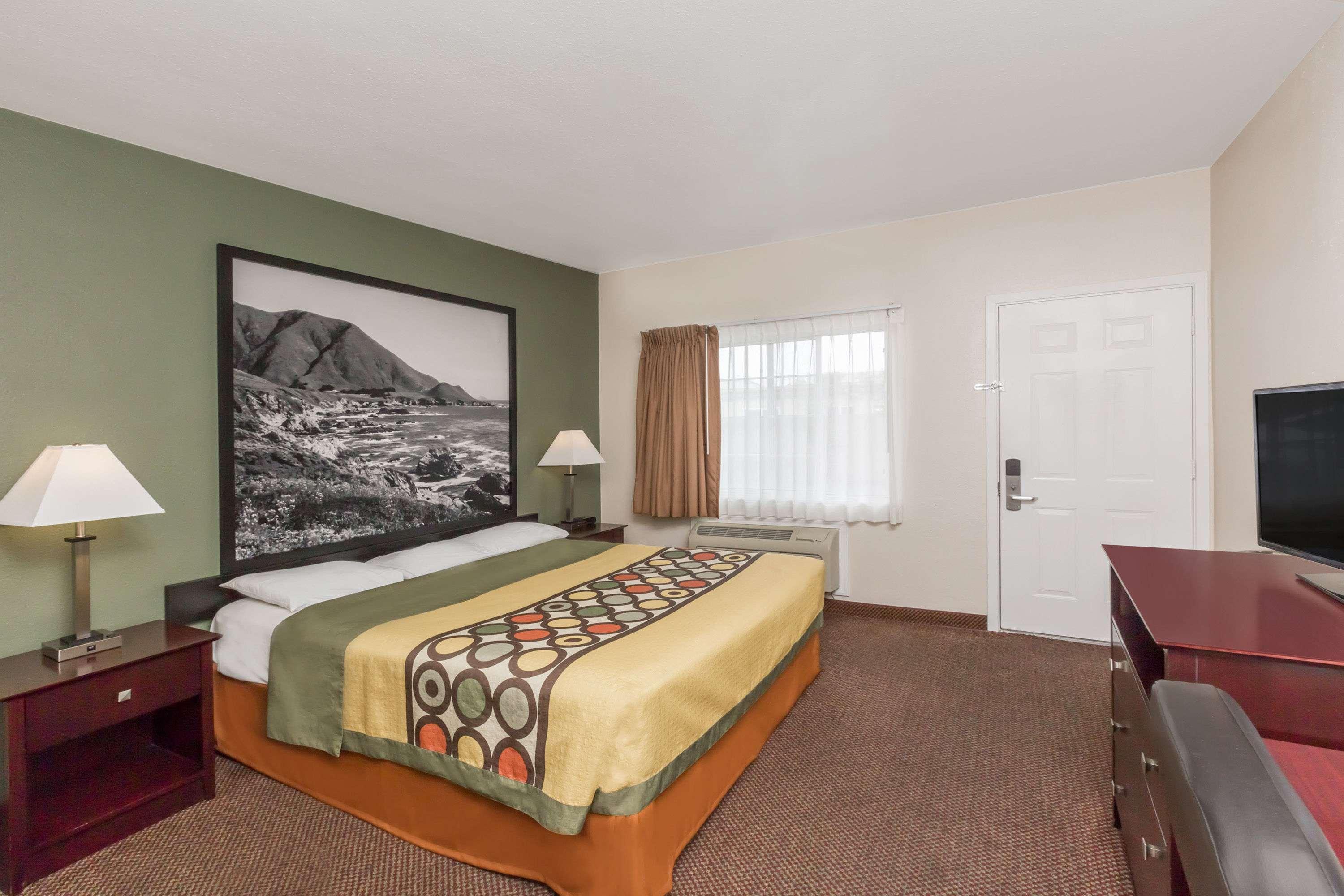Motel Super 8 By Wyndham Monterey