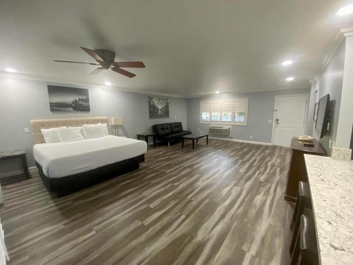 Lone Oak 2* Monterey