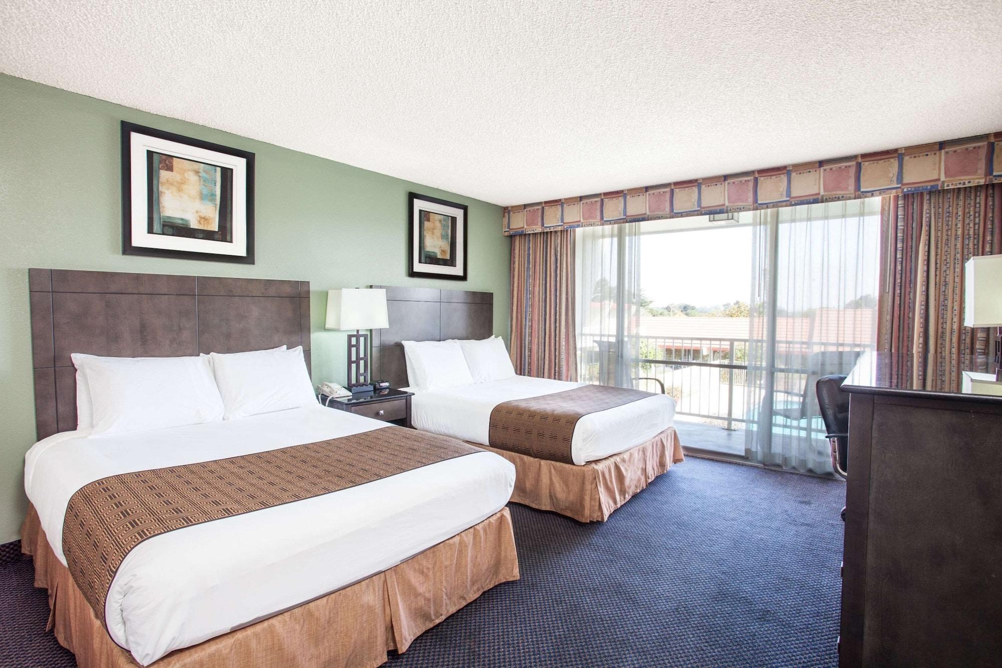 Hotel Travelodge By Wyndham Bay 3*