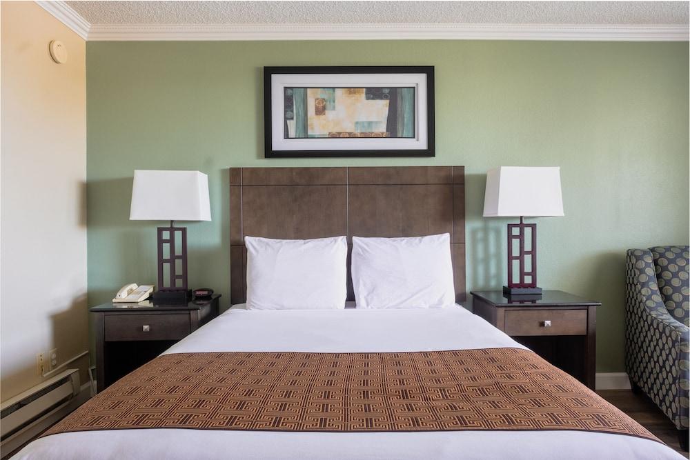 Travelodge By Wyndham Bay Hotel