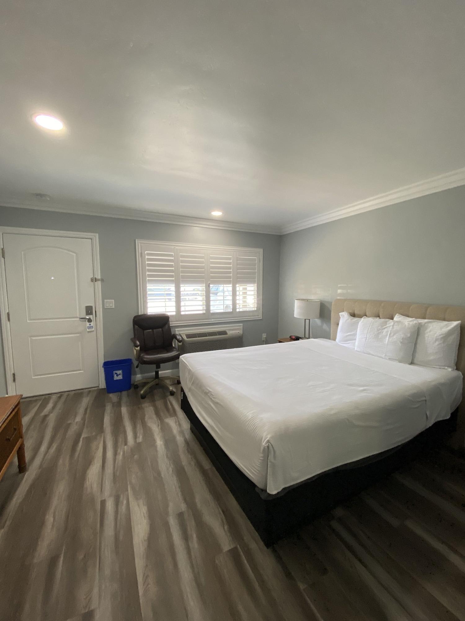 Lone Oak 2* Monterey