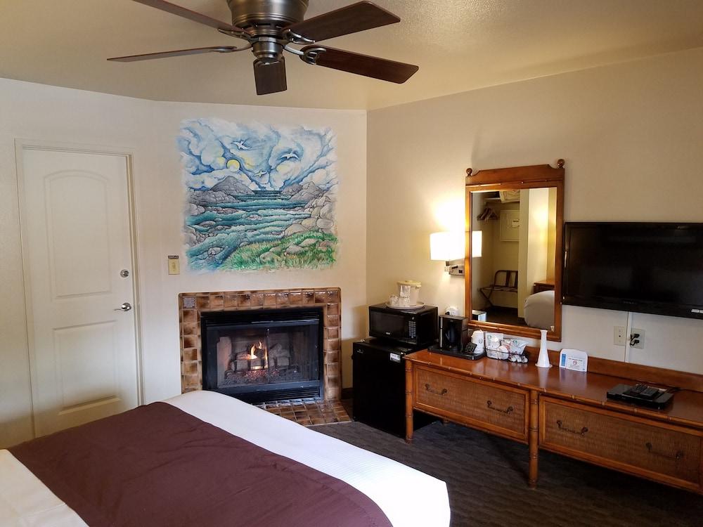 Lone Oak 2* Monterey