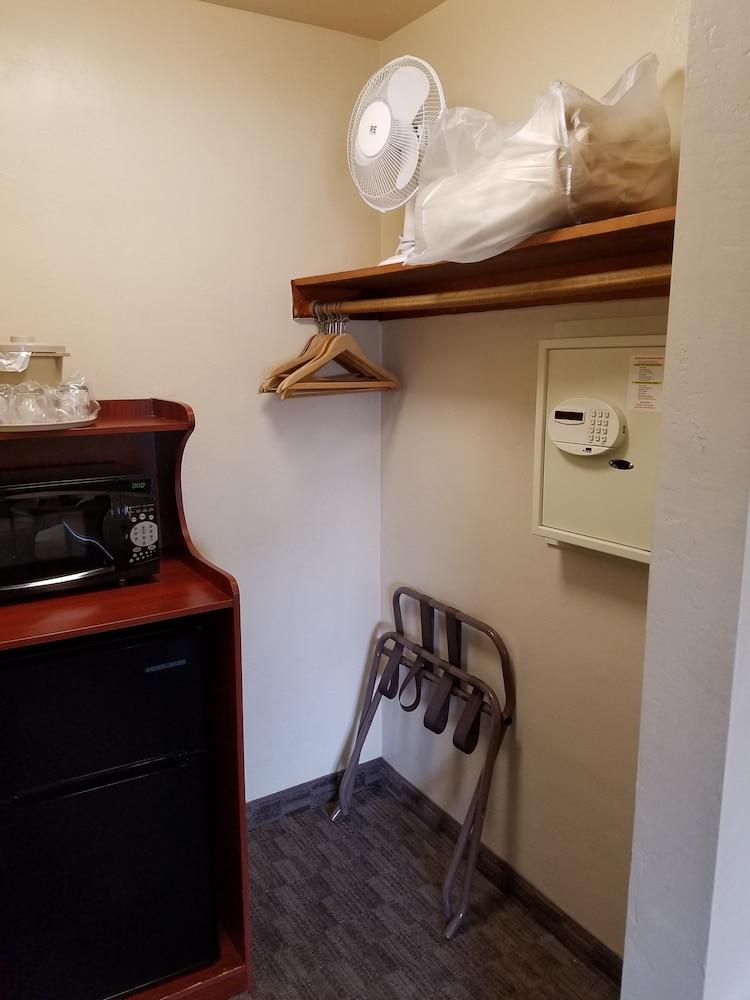 Lone Oak Motel 2*
