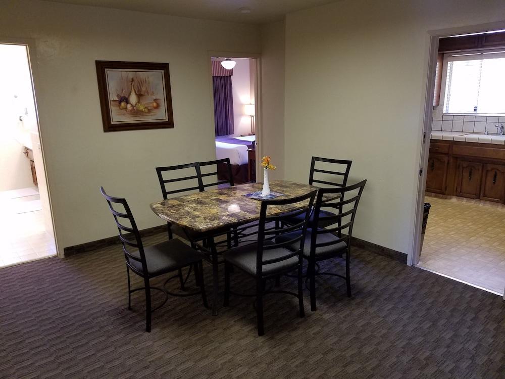 Lone Oak 2* Monterey