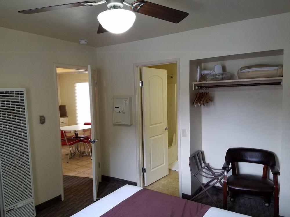 Lone Oak 2* Monterey