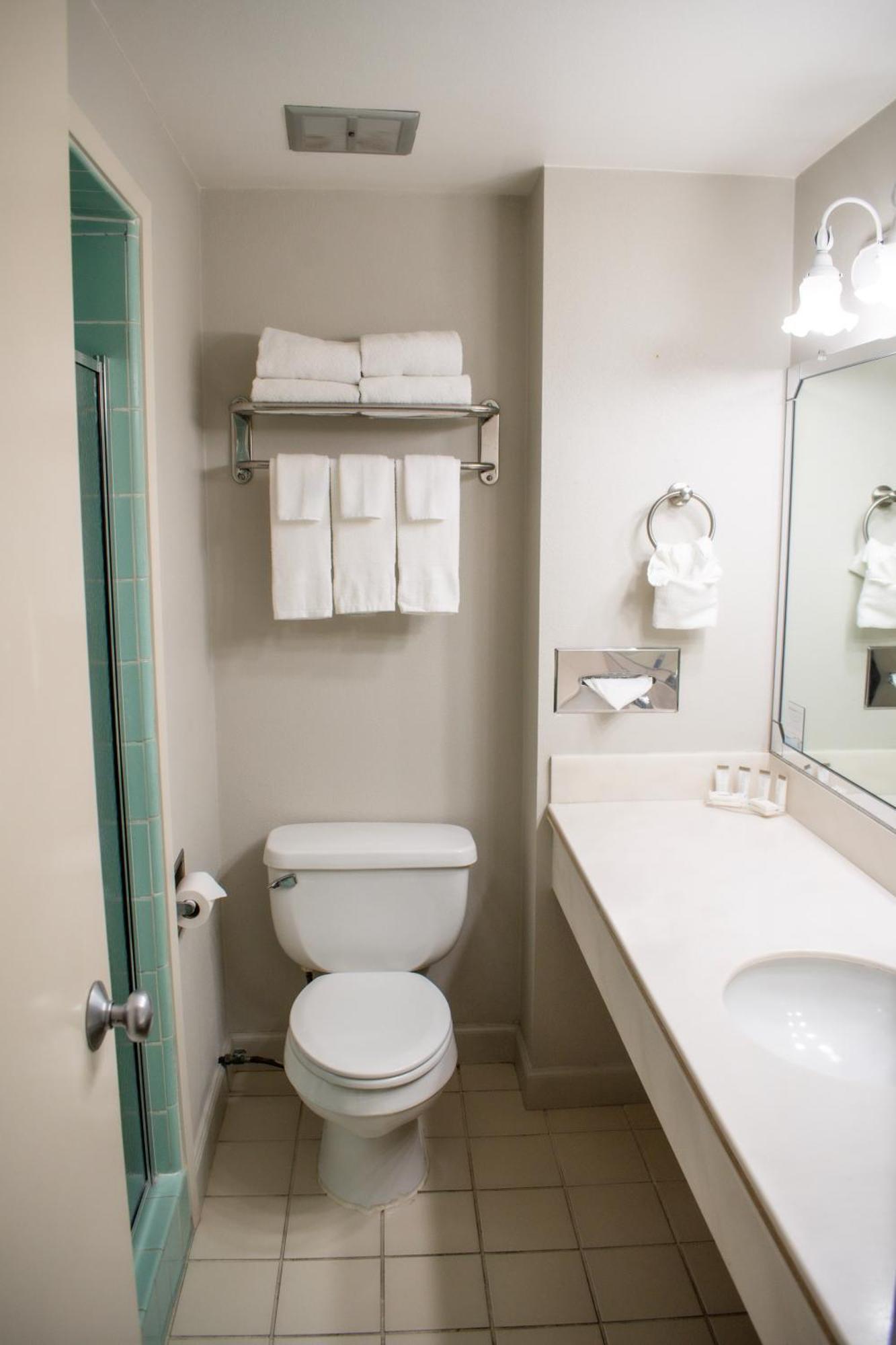 Travelodge By Wyndham Bay Hotel