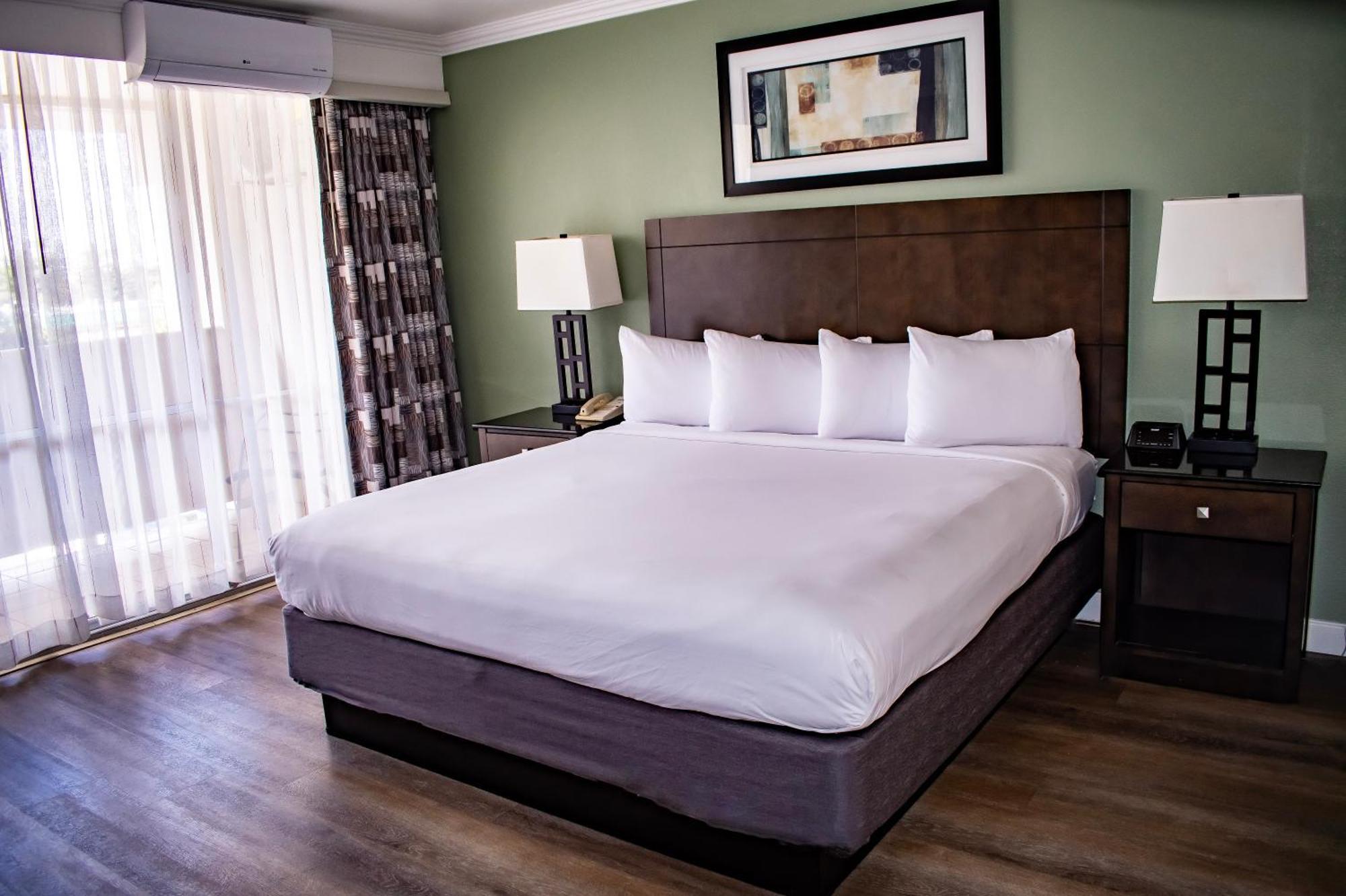 Hotel Travelodge By Wyndham Bay 3*