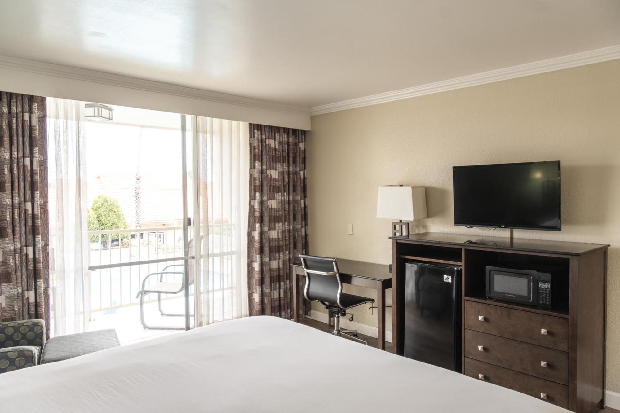 Travelodge By Wyndham Bay