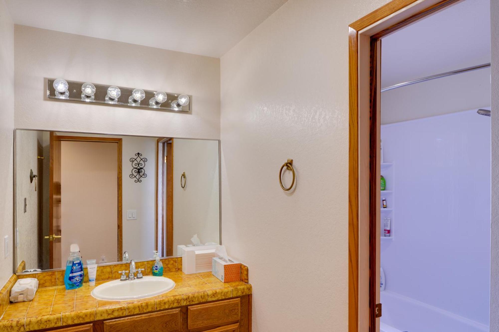 Apartment Breezy And Central Apt With Bay View! *