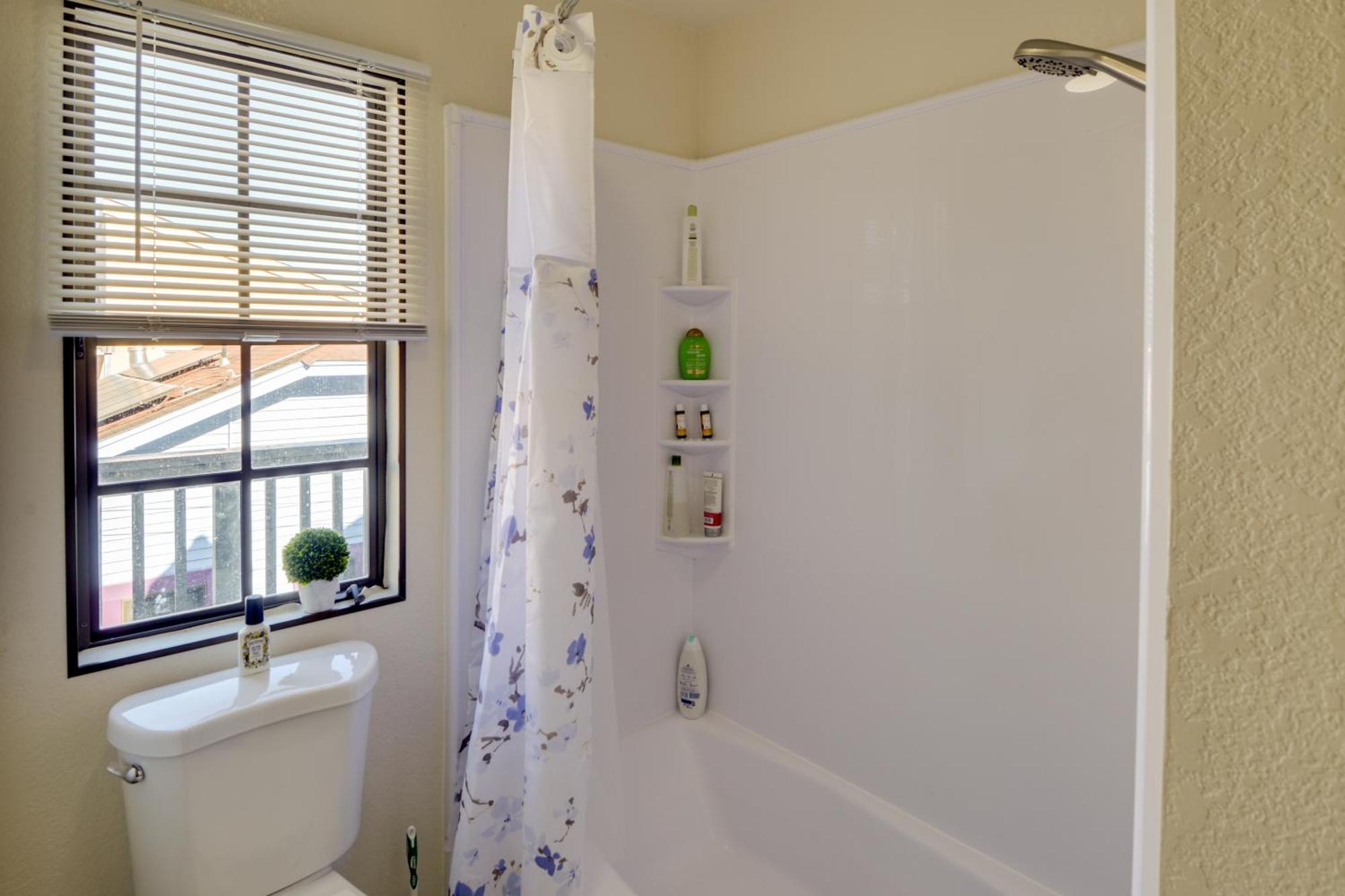 Apartment Breezy And Central Apt With Bay View! Monterey