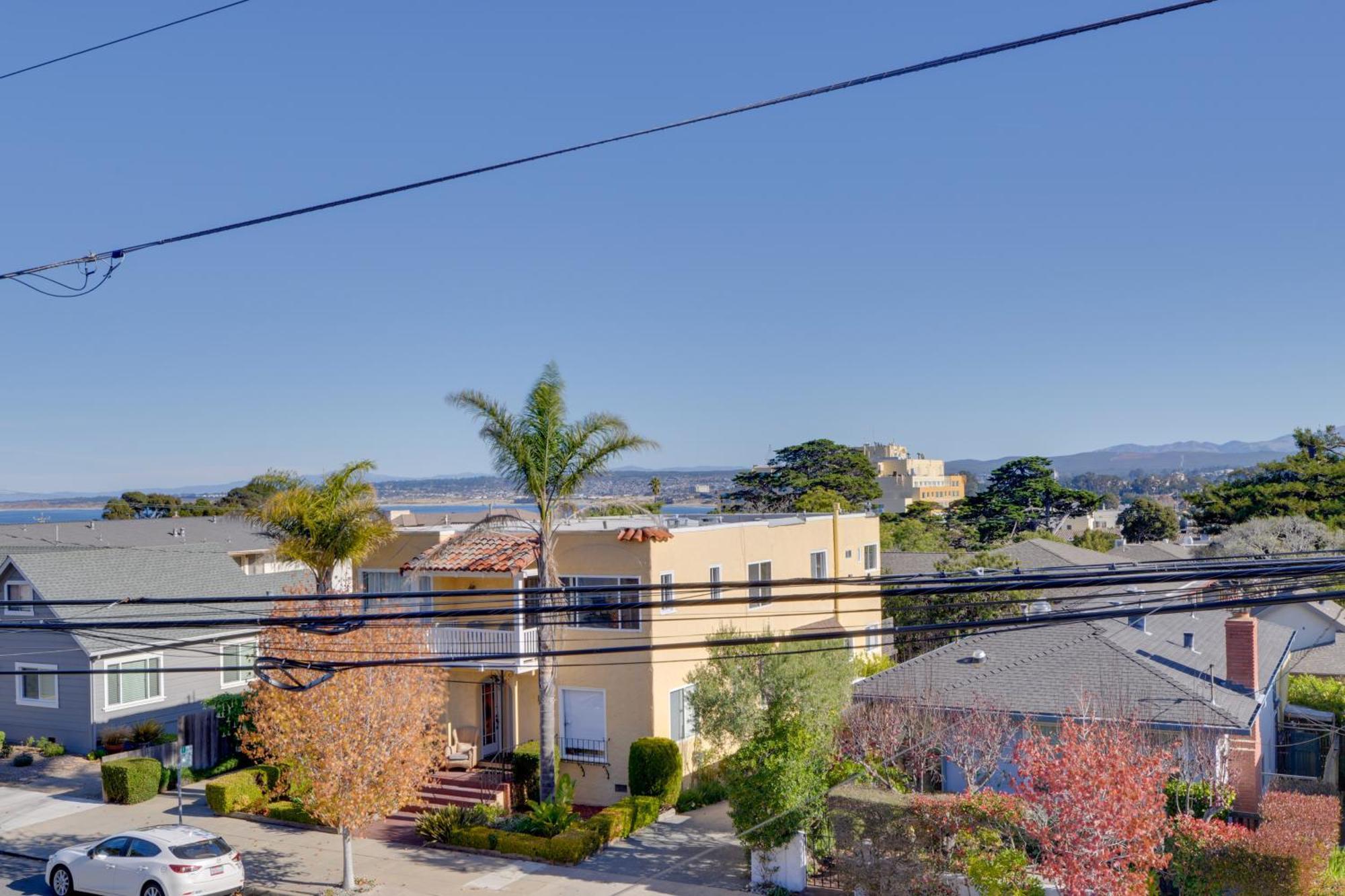 Breezy And Central Apt With Bay View! Monterey