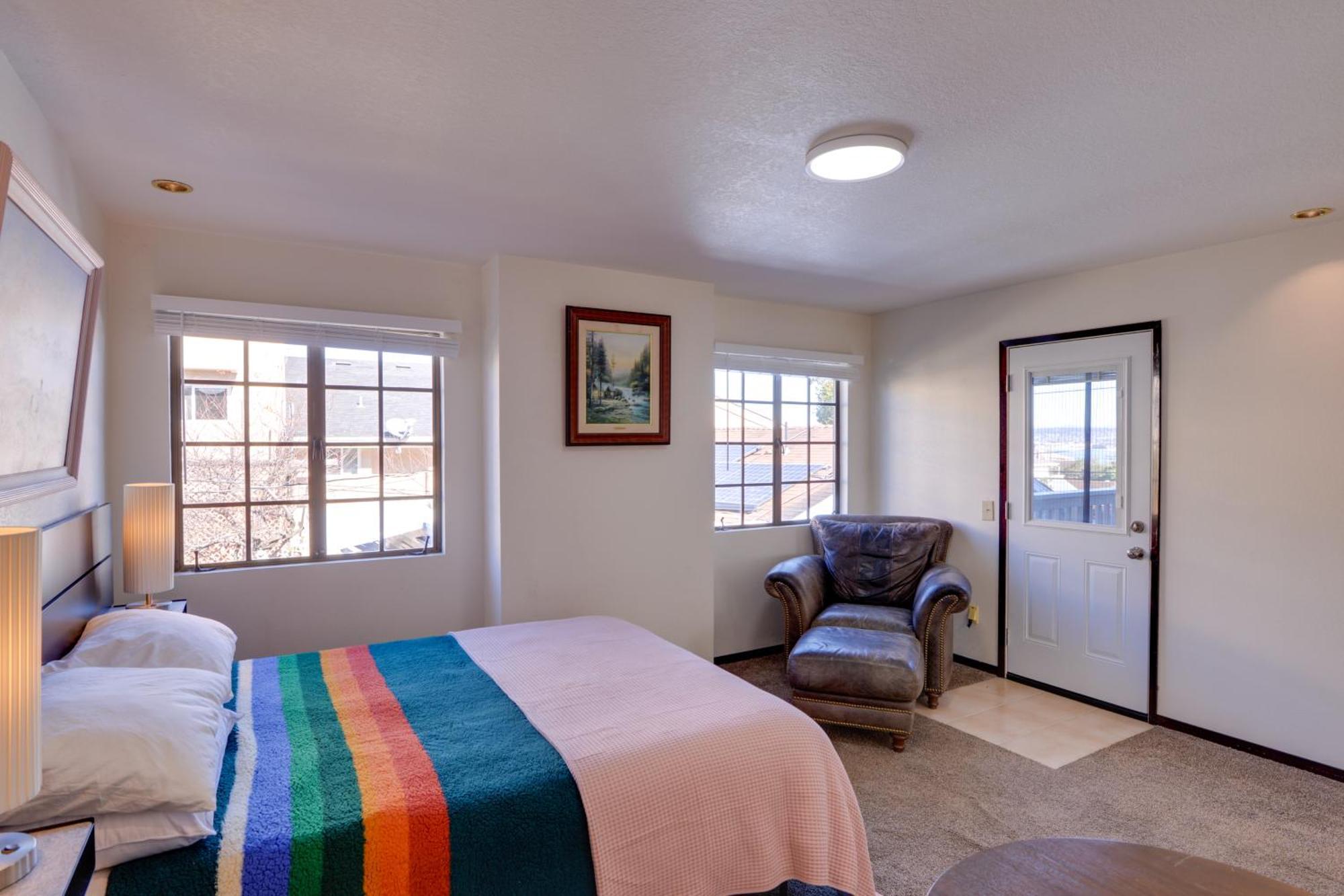 Breezy And Central Apt With Bay View!