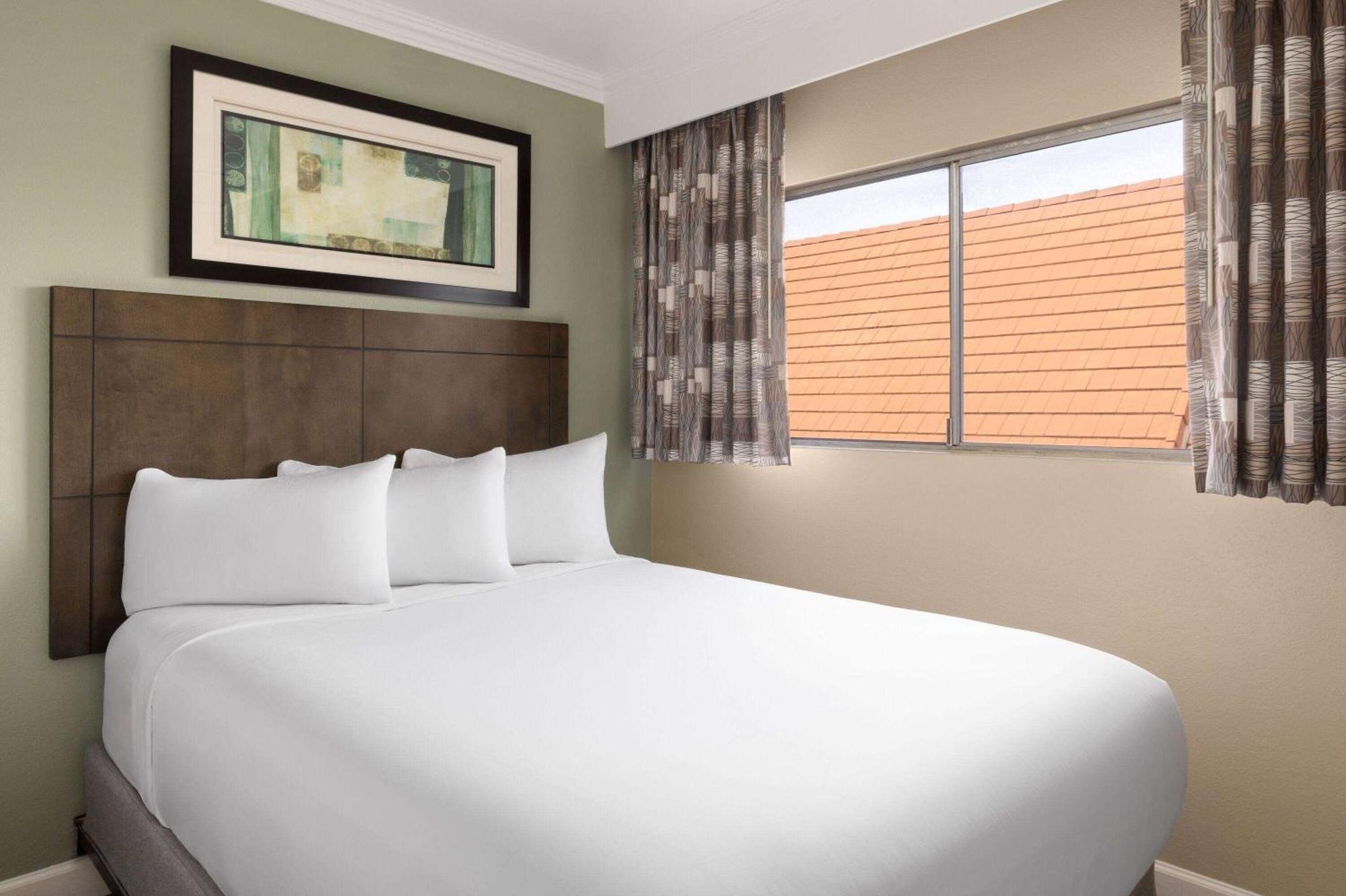 Travelodge By Wyndham Bay Hotel