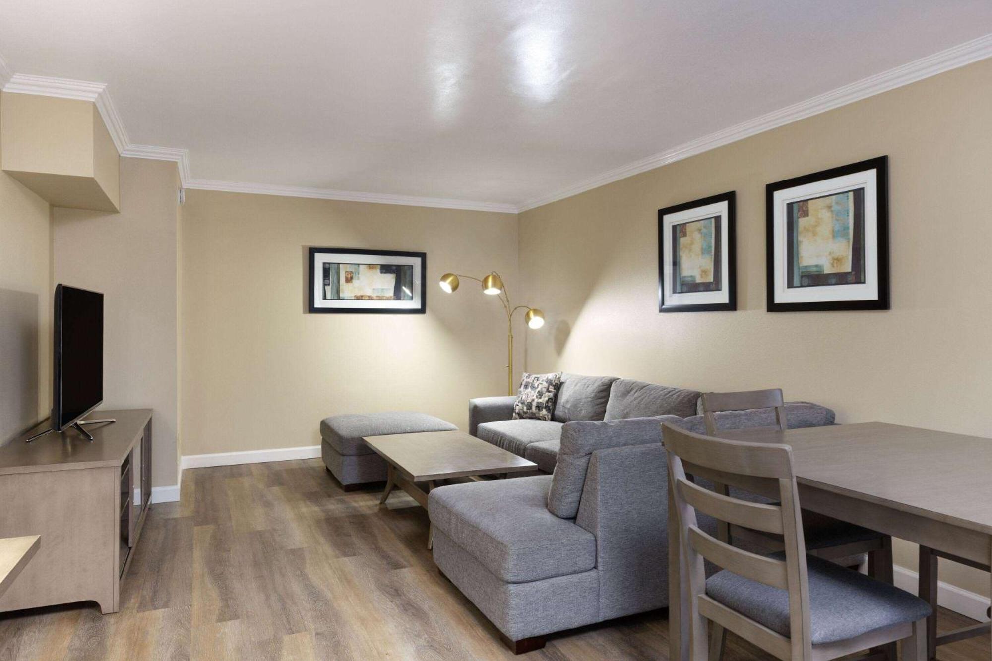 Travelodge By Wyndham Bay Hotel