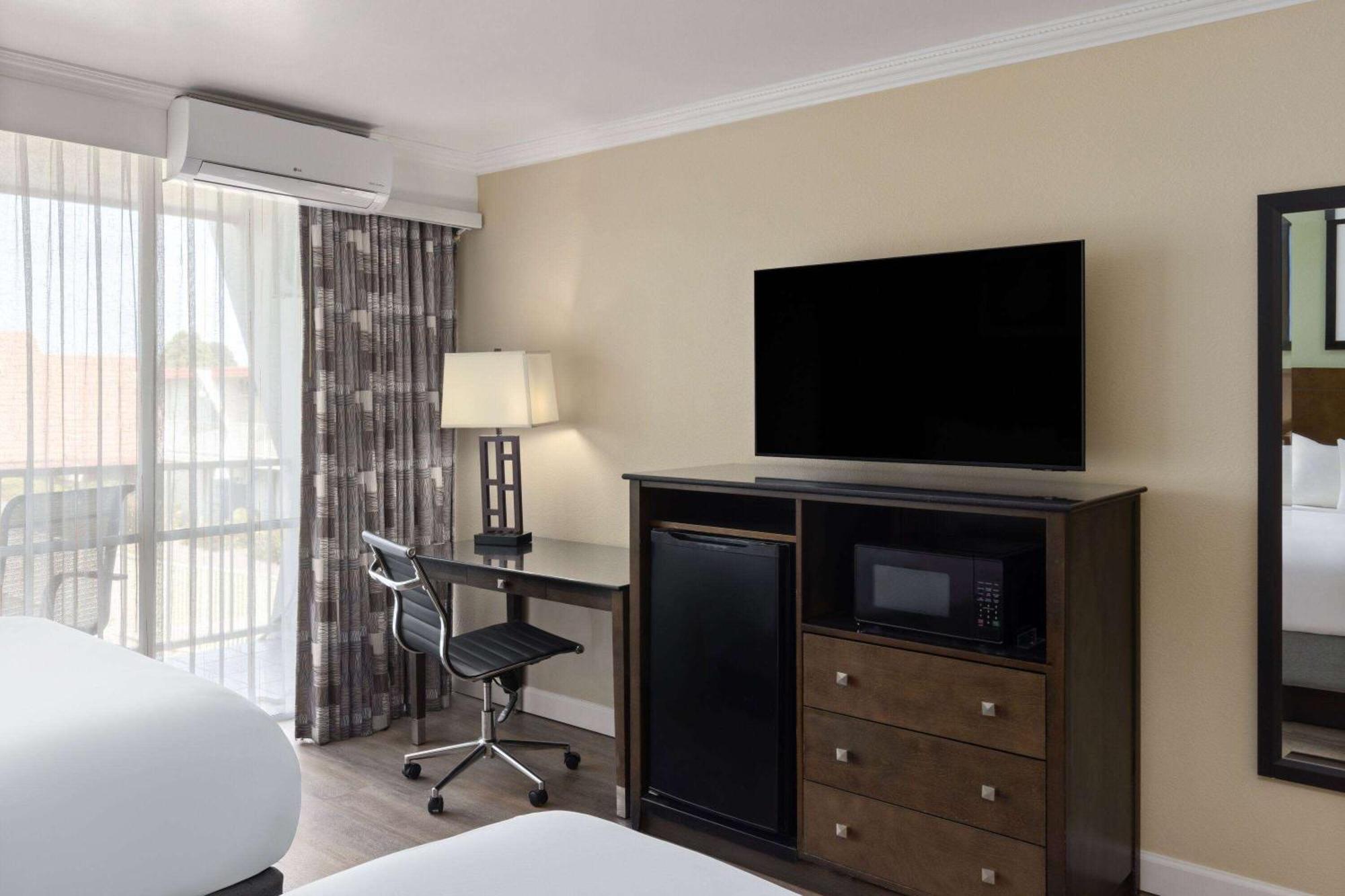 Travelodge By Wyndham Bay